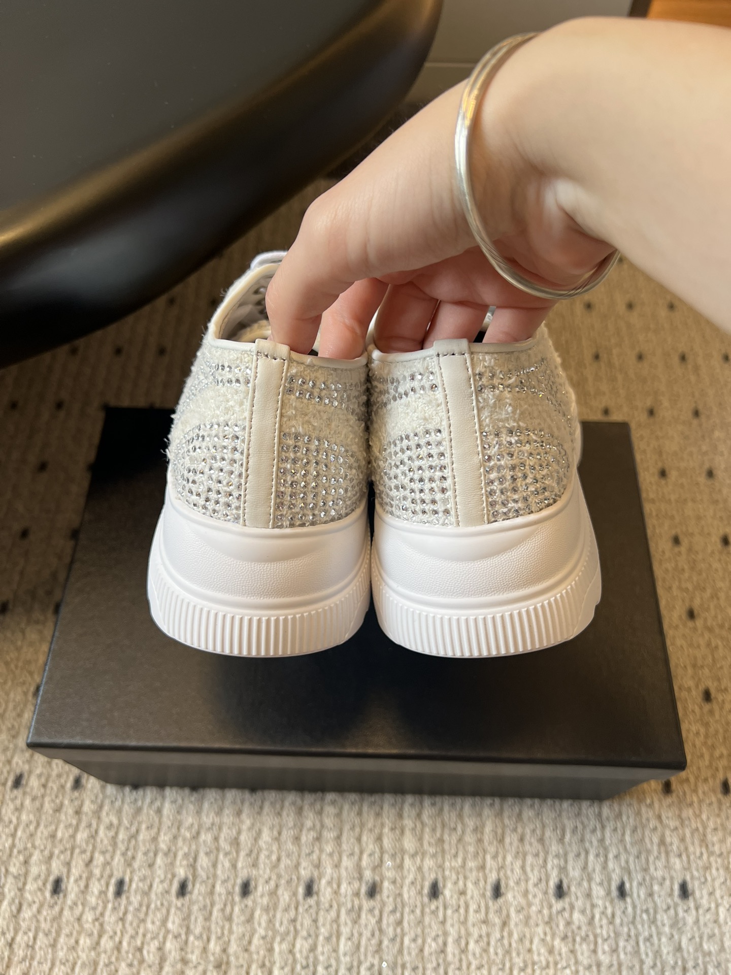 Chane*厚底烫钻拼色绑带运动鞋休闲鞋鞋面大面积采用水钻镶嵌工艺，钻面排列紧密且闪耀，鞋头与鞋身的拼色