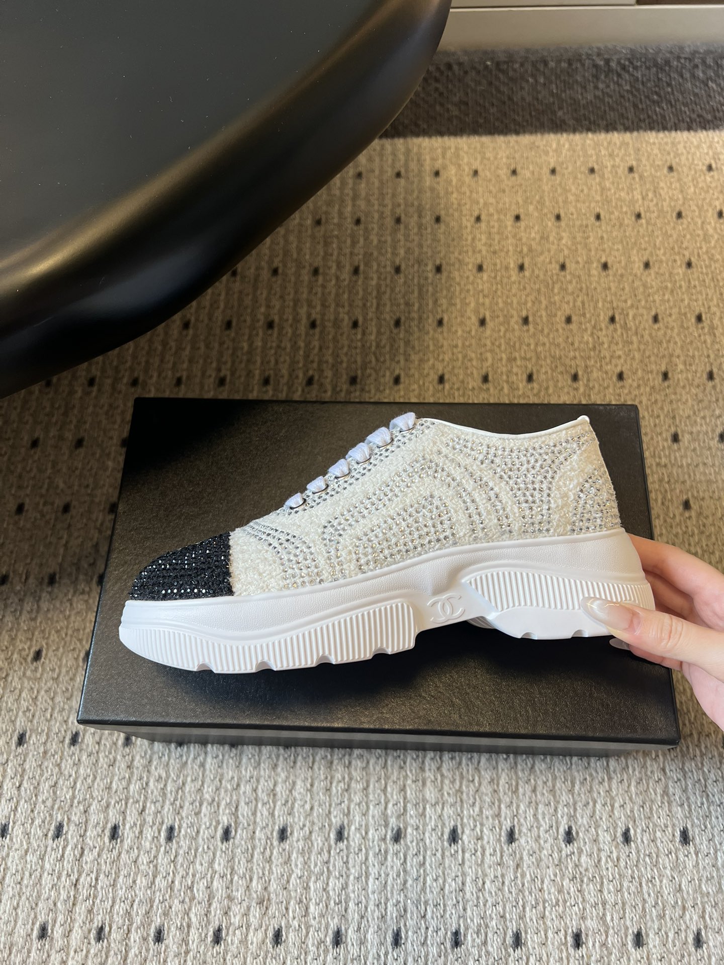 Chane*厚底烫钻拼色绑带运动鞋休闲鞋鞋面大面积采用水钻镶嵌工艺，钻面排列紧密且闪耀，鞋头与鞋身的拼色