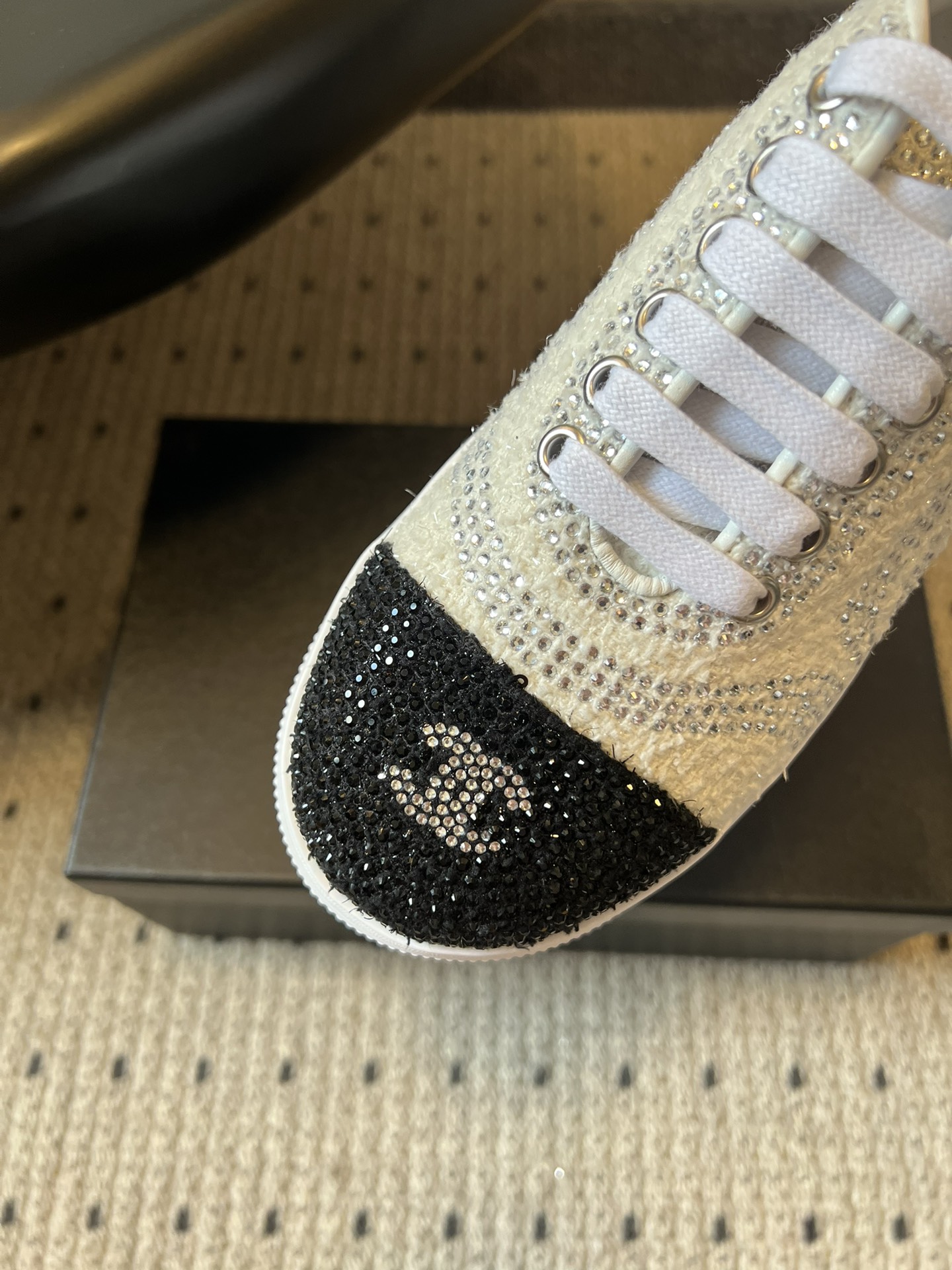 Chane*厚底烫钻拼色绑带运动鞋休闲鞋鞋面大面积采用水钻镶嵌工艺，钻面排列紧密且闪耀，鞋头与鞋身的拼色