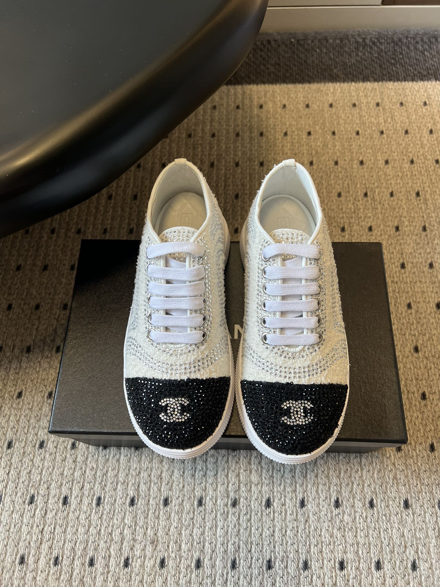 NO:679834,Chane* thick-soled hot-soled rhinestone color-blocked lace-up sports shoes and casual shoes. A large area of the upper is made of rhinestone inlay technology. The diamond surface is closely arranged and sparkling. The color-blocked parts of the toe and shoe body are made of rhinestone partitions with fine craftsmanship. Continuing the brand's classic black and white contrast style, there are two reverse color-blocking designs of 'white body, black head' and 'black head, white body'. The double C metal logo is embedded in the toe box, low-key highlighting the brand logo;  The outline of a low-top classic sneaker is simple and neat, with a rounded toe and an upper foot that fits the shape of the foot, taking into account the comfort and matchability of daily wear. It combines the casualness of casual sneakers with the luxury of rhinestones, breaking the style boundary between light luxury accessories and casual shoes. It is suitable for daily outings and can be matched with exquisite styles. The upper is cowhide, the lining is sheepskin, and the outsole is original molded and increased by 5cm.  size 35-40 (customized sizes 40 are non-refundable), casual shoes/sports shoes, chanel, sneakers, cowhide, sheepskin19860909Chane*厚底烫钻拼色绑带运动鞋休闲鞋 鞋面大面积采用水钻镶嵌工艺,钻面排列紧密且闪耀,鞋头与鞋身的拼色部分通过水钻分区打造,工艺精细.延续品牌经典的黑白撞色风格,两款分别为“白身黑头”与“黑头白身”的反向拼色设计,鞋头处嵌有双C金属logo,低调凸显品牌标识； 低帮的经典板鞋轮廓,鞋型简约利落,鞋头圆润,上脚贴合脚型,兼顾日常穿着的舒适度与搭配性.将休闲板鞋的随性与水钻的奢华感结合,打破了轻奢配饰与休闲鞋履的风格边界,既适合日常出街也能搭配精致造型. 鞋面牛皮 内里羊皮 大底原版开模大底 增高5cm size35-40码（40码定制不退换）,休闲鞋/运动鞋,chanel,sneakers,cowhide,sheepskin,Women's Shoes