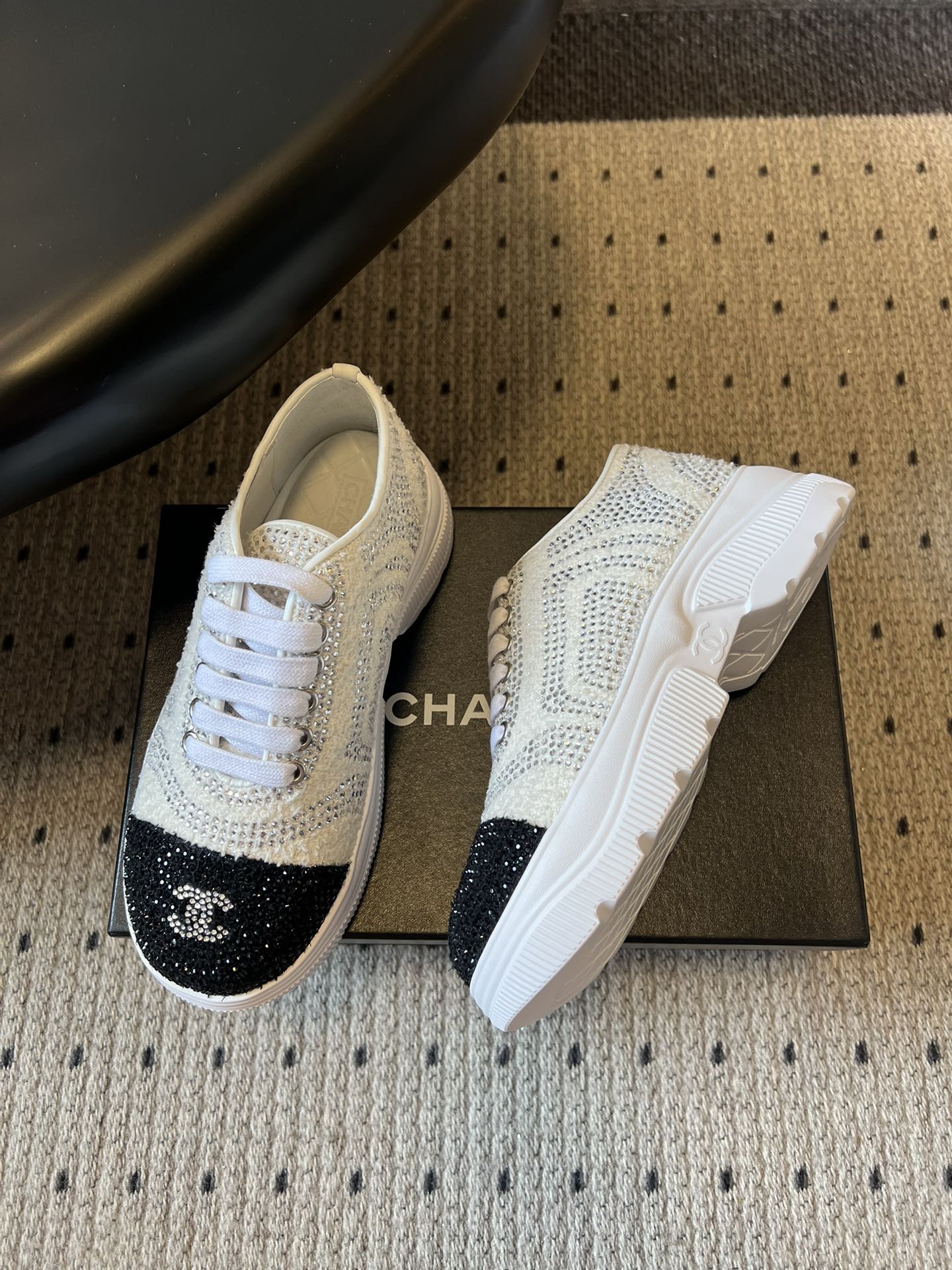 Chane*厚底烫钻拼色绑带运动鞋休闲鞋鞋面大面积采用水钻镶嵌工艺，钻面排列紧密且闪耀，鞋头与鞋身的拼色