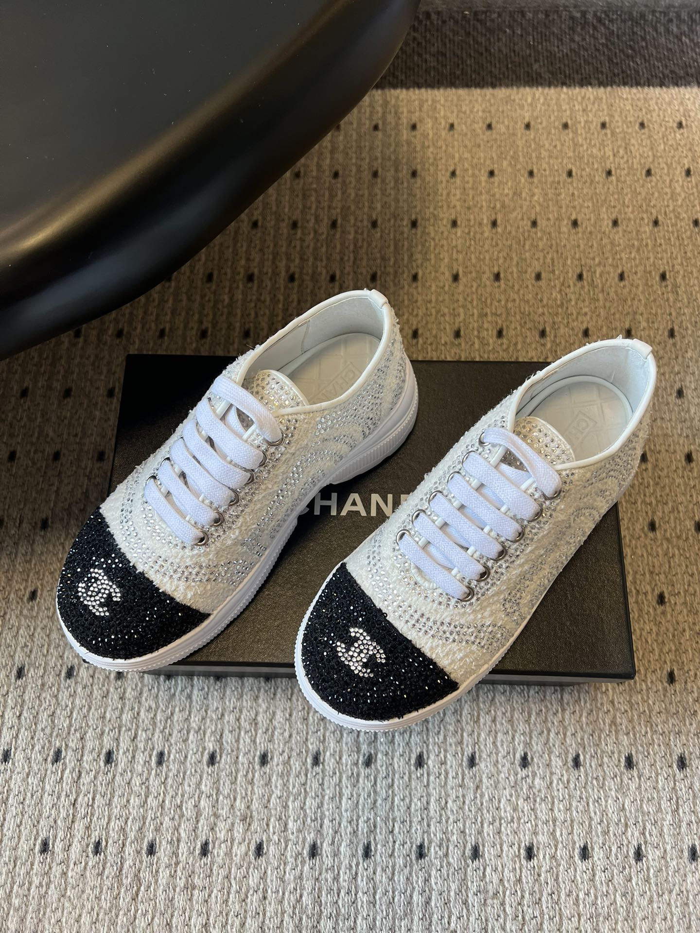 Chane*厚底烫钻拼色绑带运动鞋休闲鞋鞋面大面积采用水钻镶嵌工艺，钻面排列紧密且闪耀，鞋头与鞋身的拼色