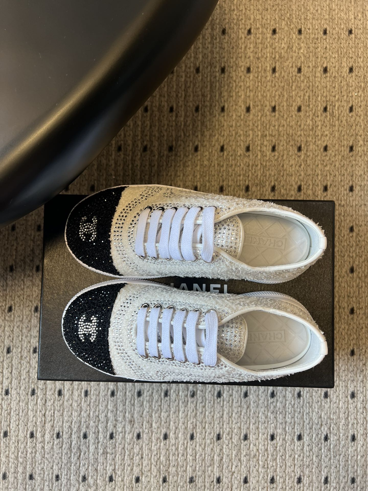 Chane*厚底烫钻拼色绑带运动鞋休闲鞋鞋面大面积采用水钻镶嵌工艺，钻面排列紧密且闪耀，鞋头与鞋身的拼色