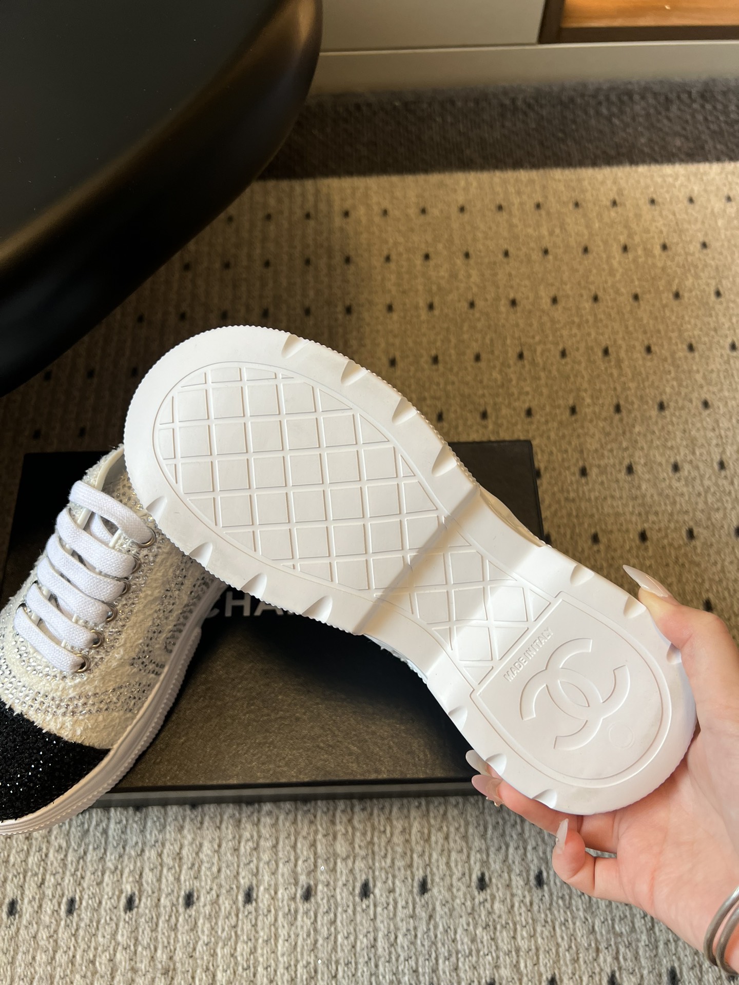 Chane*厚底烫钻拼色绑带运动鞋休闲鞋鞋面大面积采用水钻镶嵌工艺，钻面排列紧密且闪耀，鞋头与鞋身的拼色