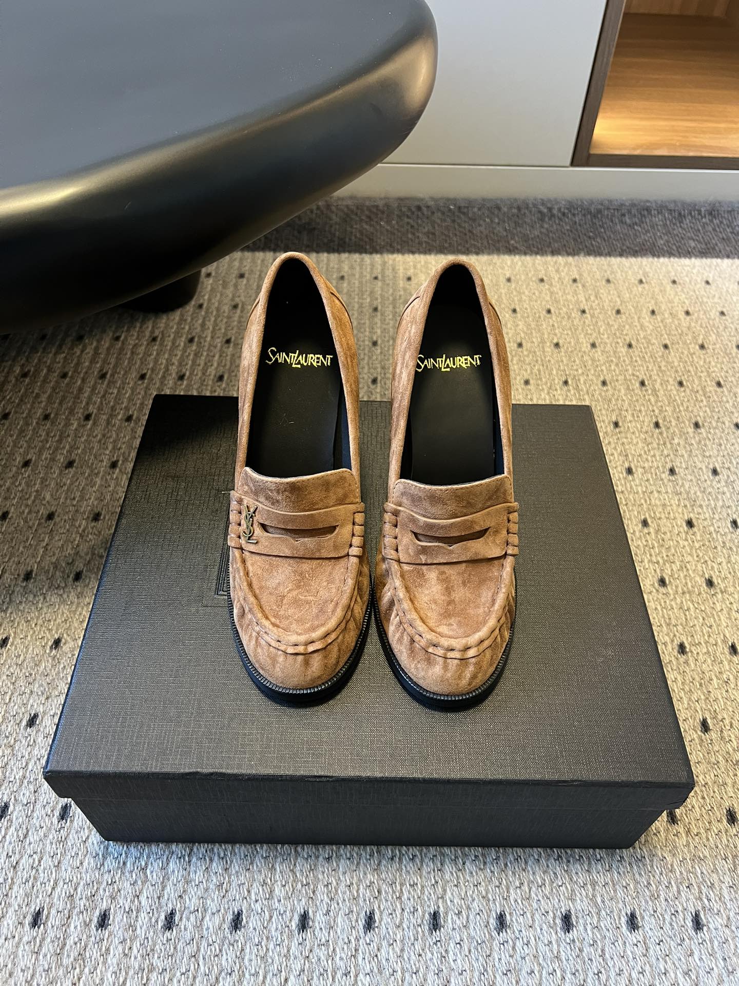 NO:679812,Top version: Saint Lauren* retro French style stiletto heel slip-on loafers. The high heels are slip-on loafers without laces. The design is classic and the style is light, luxurious and commuting. The body of the shoe has YSL's iconic metal logo, which is low-key embedded in the design to enhance brand recognition without destroying the overall sense of simplicity.  Covering patent leather, shiny metallic leather, suede, matte leather, etc., different materials bring different visual and tactile experiences. There are silver metallic colors, off-white, black, burgundy, brown, etc., and the colors range from cold metallic colors to warm earth colors, retro burgundy, suitable for different wearing scenarios. Upper cowhide/cow suede, lining sheepskin, outsole genuine leather, increased by 10cm  Size 35-41 (customized sizes 40 and 41 are non-returnable), loafers, high heels, saint laurent, saint laurent, loafers, high heels, cowhide, sheepskin, chamois leather, Leather soles19860909顶级版本:Saint Lauren*复古法式风细高跟套脚乐福鞋 款式高跟为无鞋带的套脚乐福鞋型,设计经典且风格偏轻奢、通勤.鞋身带有YSL标志性的金属logo标识,低调嵌入设计中,强化品牌辨识度的同时不破坏整体简约感. 涵盖漆皮、亮面金属质感皮革、绒面麂皮、哑光皮革等,不同材质带来不同的视觉与触感体验.有银色金属色、米白色、黑色、酒红色、棕色等,色系从冷调金属色到暖调大地色、复古酒红色都有覆盖,适配不同穿搭场景. 鞋面牛皮/牛反绒 内里羊皮 大底真皮大底 增高10cm size35-41码（40、41码定制不退换）,乐福鞋高跟鞋,saint laurent,saint laurent,loafers,high heels,cowhide,sheepskin,chamois leather,Leather soles,Women's Shoes