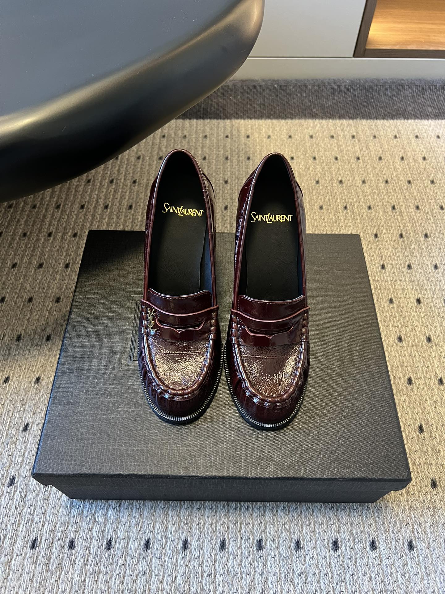 NO:681569,Saint Lauren* retro French style stiletto heel slip-on loafers. The high heels are slip-on loafers without laces. The design is classic and the style is light, luxurious and commuting. The shoe body has YSL's iconic metal logo, which is low-key embedded in the design to enhance brand recognition without destroying the overall sense of simplicity.  Covering patent leather, shiny metallic leather, suede, matte leather, etc., different materials bring different visual and tactile experiences. There are silver metallic colors, off-white, black, burgundy, brown, etc., and the colors range from cold metallic colors to warm earth colors, retro burgundy, suitable for different wearing scenarios. Upper cowhide/cow suede, lining sheepskin, outsole genuine leather, increased by 10cm  Size 35-41 (customized sizes 40 and 41 are non-returnable), loafers, high heels, saint laurent, saint laurent, loafers, high heels, cowhide, sheepskin, chamois leather, Leather soles19860909Saint Lauren*复古法式风细高跟套脚乐福鞋 款式高跟为无鞋带的套脚乐福鞋型,设计经典且风格偏轻奢、通勤.鞋身带有YSL标志性的金属logo标识,低调嵌入设计中,强化品牌辨识度的同时不破坏整体简约感. 涵盖漆皮、亮面金属质感皮革、绒面麂皮、哑光皮革等,不同材质带来不同的视觉与触感体验.有银色金属色、米白色、黑色、酒红色、棕色等,色系从冷调金属色到暖调大地色、复古酒红色都有覆盖,适配不同穿搭场景. 鞋面牛皮/牛反绒 内里羊皮 大底真皮大底 增高10cm size35-41码（40、41码定制不退换）,乐福鞋高跟鞋,saint laurent,saint laurent,loafers,high heels,cowhide,sheepskin,chamois leather,Leather soles,Women's Shoes