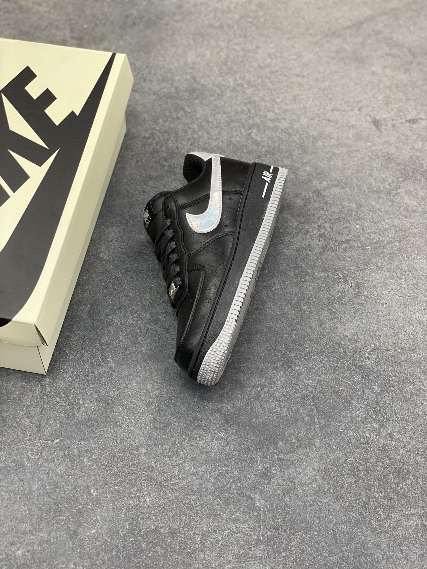 图片[7]-NIke Air Force 1 ‘07 Low 空军一号低帮 运动鞋 休闲鞋 折边针车 工艺难度大 原楦头原纸板 原装鞋盒 定制五金配件 内置全掌气垫 原厂鞋底 货号：FZ0627-010 尺码：36 36.5 37.5 38 38.5 39 40 40.5 41 42 42.5 43 44 44.5 45-选品中心