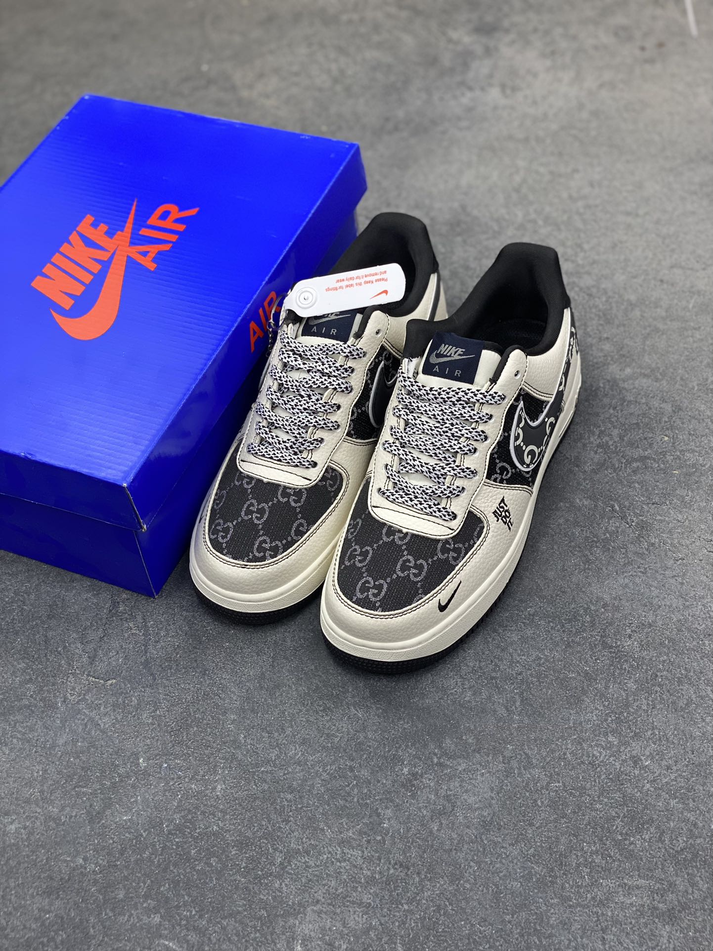 图片[8]-经典重塑，格调拉满｜Nike Air Force 1 Low 国风腰果花 当经典空军一号遇上国风腰果花与潮流图腾碰撞，这双Nike Air Force 1 Low 直接把个性与质感焊在鞋面上！ 米白皮革打底，搭配黑调腰果花满印拼接，鞋身的图腾纹路与标志性Swoosh的创意改造，让复古与新潮完美融合；鞋侧的“JUST DO IT”字样暗藏态度，Air气垫大底延续AF1的经典脚感，踩出舒适与腔调。不管是日常街头穿搭，还是打造小众潮流造型，这双鞋都能成为你的造型点睛之笔，用细节打破千篇一律，让每一步都自带风格气场～-选品中心