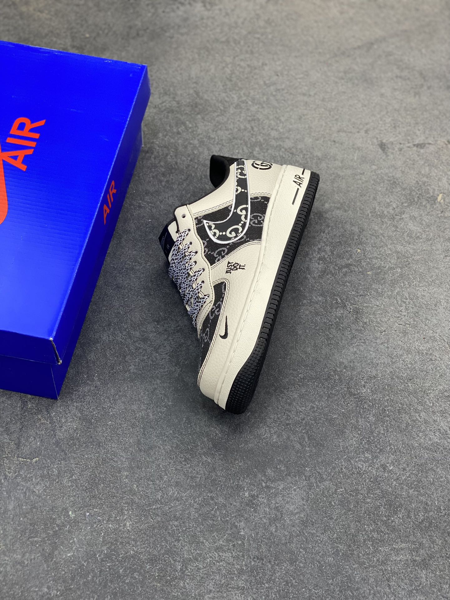 图片[7]-经典重塑，格调拉满｜Nike Air Force 1 Low 国风腰果花 当经典空军一号遇上国风腰果花与潮流图腾碰撞，这双Nike Air Force 1 Low 直接把个性与质感焊在鞋面上！ 米白皮革打底，搭配黑调腰果花满印拼接，鞋身的图腾纹路与标志性Swoosh的创意改造，让复古与新潮完美融合；鞋侧的“JUST DO IT”字样暗藏态度，Air气垫大底延续AF1的经典脚感，踩出舒适与腔调。不管是日常街头穿搭，还是打造小众潮流造型，这双鞋都能成为你的造型点睛之笔，用细节打破千篇一律，让每一步都自带风格气场～-选品中心