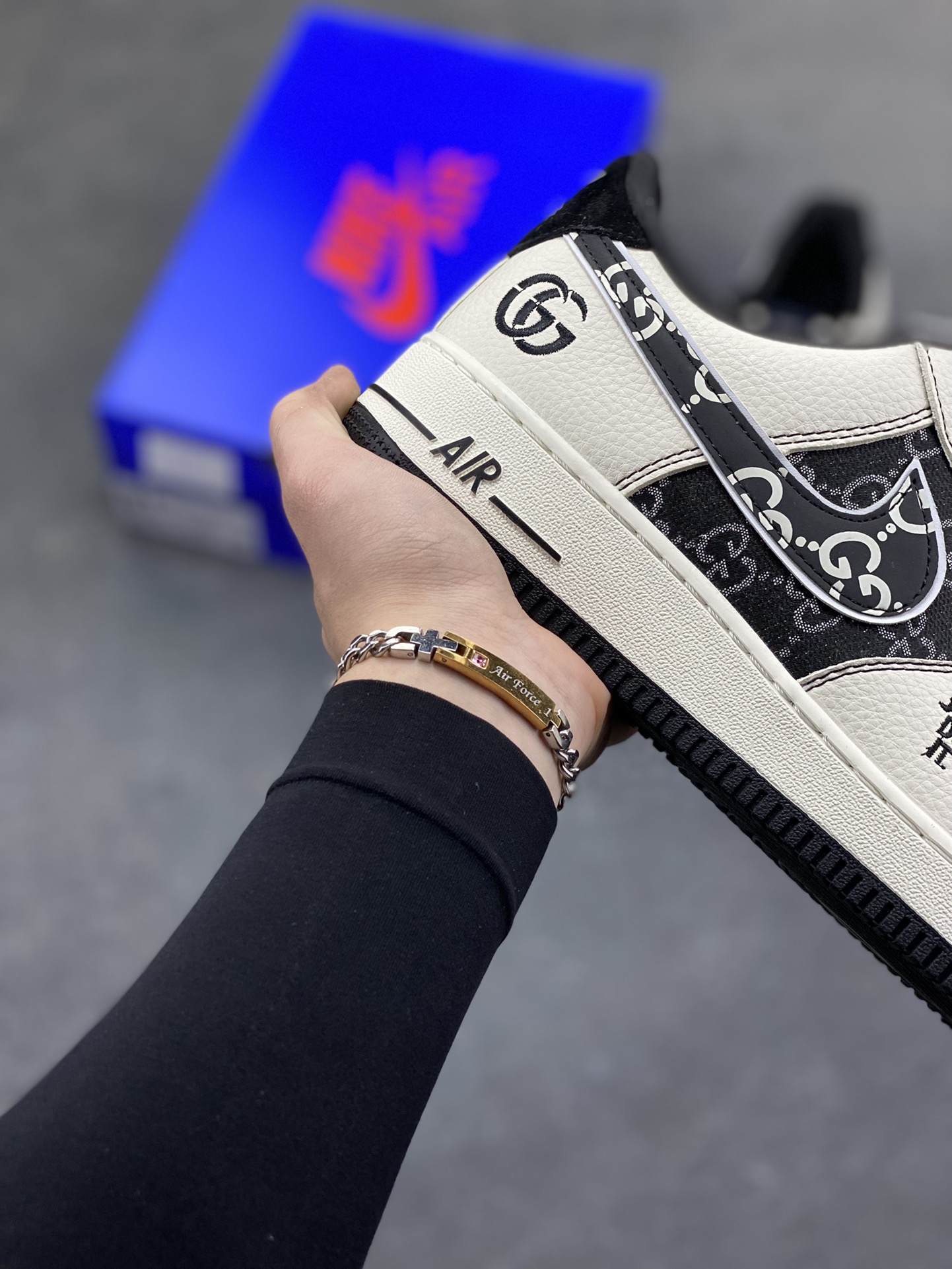 图片[6]-经典重塑，格调拉满｜Nike Air Force 1 Low 国风腰果花 当经典空军一号遇上国风腰果花与潮流图腾碰撞，这双Nike Air Force 1 Low 直接把个性与质感焊在鞋面上！ 米白皮革打底，搭配黑调腰果花满印拼接，鞋身的图腾纹路与标志性Swoosh的创意改造，让复古与新潮完美融合；鞋侧的“JUST DO IT”字样暗藏态度，Air气垫大底延续AF1的经典脚感，踩出舒适与腔调。不管是日常街头穿搭，还是打造小众潮流造型，这双鞋都能成为你的造型点睛之笔，用细节打破千篇一律，让每一步都自带风格气场～-选品中心