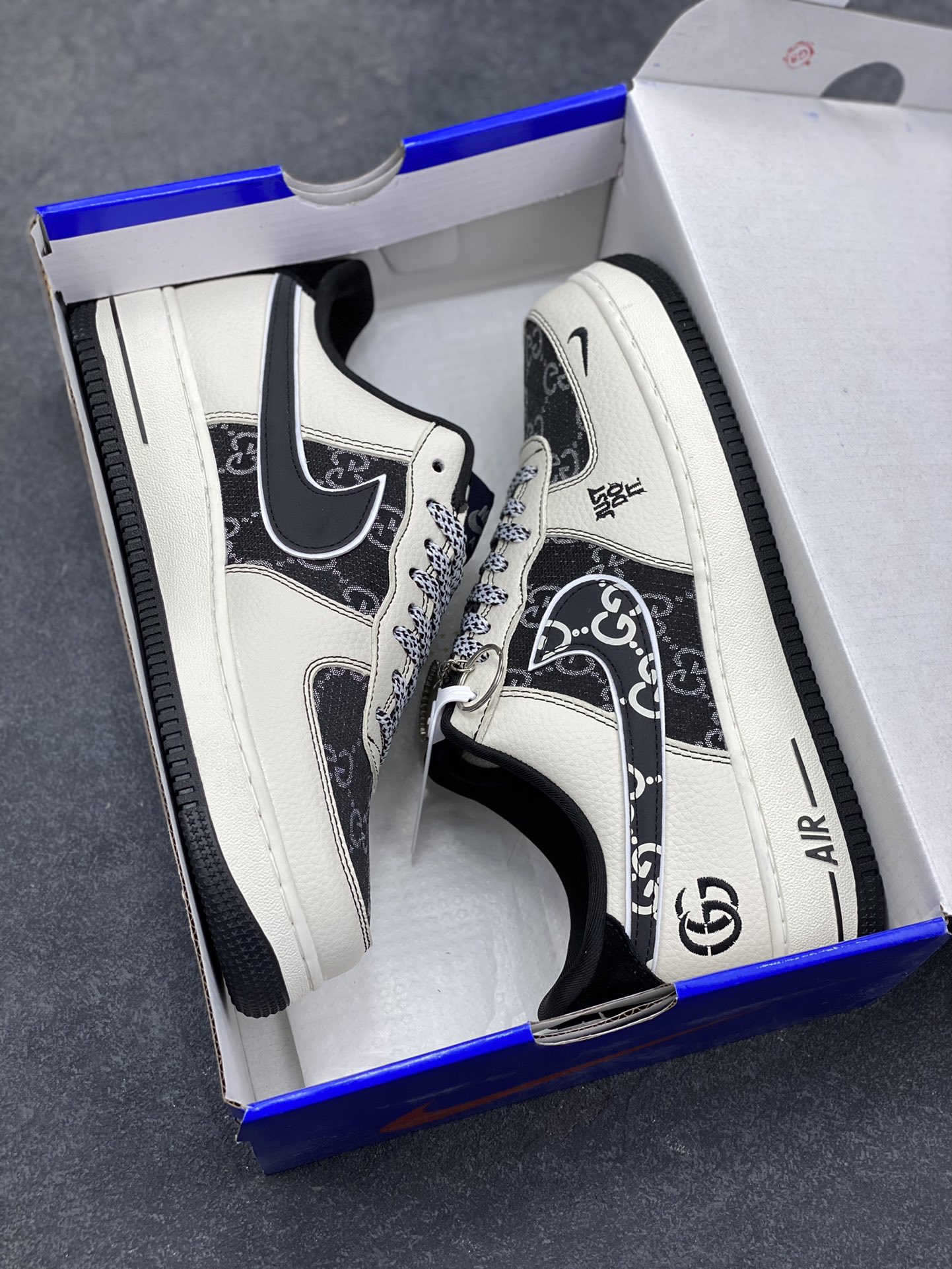 图片[9]-经典重塑，格调拉满｜Nike Air Force 1 Low 国风腰果花 当经典空军一号遇上国风腰果花与潮流图腾碰撞，这双Nike Air Force 1 Low 直接把个性与质感焊在鞋面上！ 米白皮革打底，搭配黑调腰果花满印拼接，鞋身的图腾纹路与标志性Swoosh的创意改造，让复古与新潮完美融合；鞋侧的“JUST DO IT”字样暗藏态度，Air气垫大底延续AF1的经典脚感，踩出舒适与腔调。不管是日常街头穿搭，还是打造小众潮流造型，这双鞋都能成为你的造型点睛之笔，用细节打破千篇一律，让每一步都自带风格气场～-选品中心