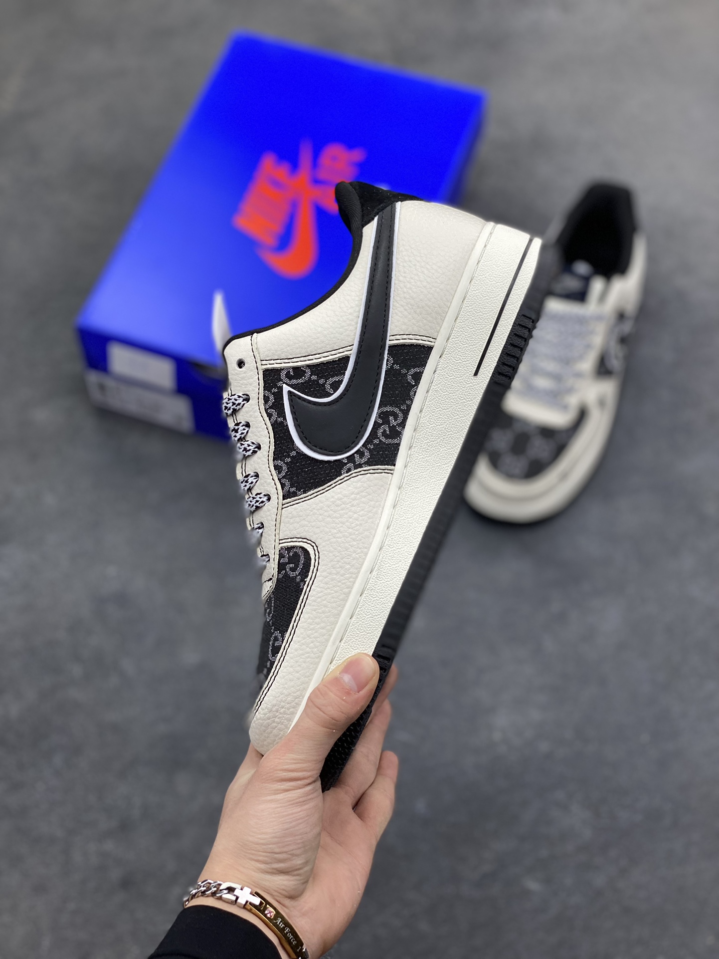 图片[3]-经典重塑，格调拉满｜Nike Air Force 1 Low 国风腰果花 当经典空军一号遇上国风腰果花与潮流图腾碰撞，这双Nike Air Force 1 Low 直接把个性与质感焊在鞋面上！ 米白皮革打底，搭配黑调腰果花满印拼接，鞋身的图腾纹路与标志性Swoosh的创意改造，让复古与新潮完美融合；鞋侧的“JUST DO IT”字样暗藏态度，Air气垫大底延续AF1的经典脚感，踩出舒适与腔调。不管是日常街头穿搭，还是打造小众潮流造型，这双鞋都能成为你的造型点睛之笔，用细节打破千篇一律，让每一步都自带风格气场～-选品中心