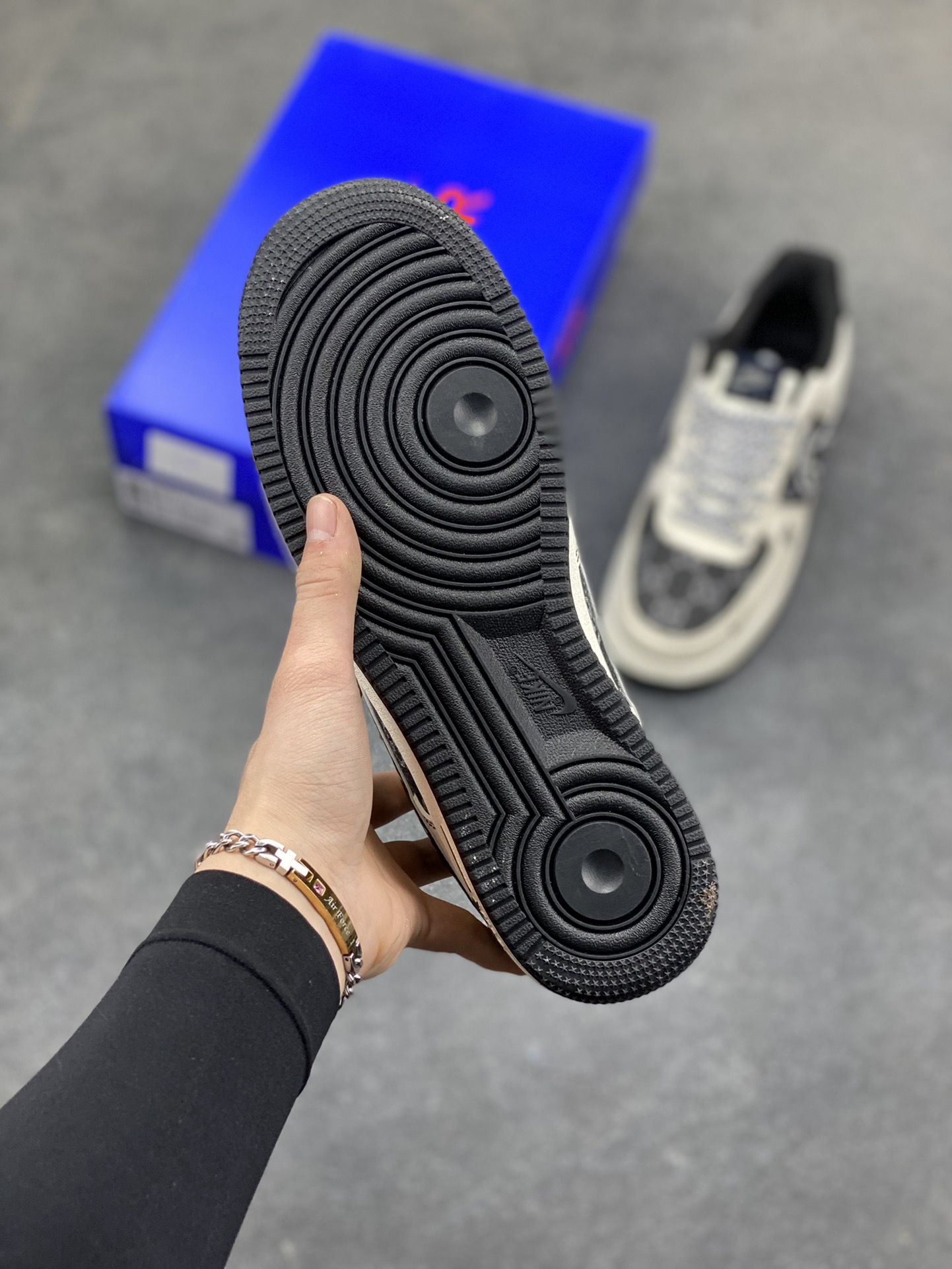 图片[5]-经典重塑，格调拉满｜Nike Air Force 1 Low 国风腰果花 当经典空军一号遇上国风腰果花与潮流图腾碰撞，这双Nike Air Force 1 Low 直接把个性与质感焊在鞋面上！ 米白皮革打底，搭配黑调腰果花满印拼接，鞋身的图腾纹路与标志性Swoosh的创意改造，让复古与新潮完美融合；鞋侧的“JUST DO IT”字样暗藏态度，Air气垫大底延续AF1的经典脚感，踩出舒适与腔调。不管是日常街头穿搭，还是打造小众潮流造型，这双鞋都能成为你的造型点睛之笔，用细节打破千篇一律，让每一步都自带风格气场～-选品中心