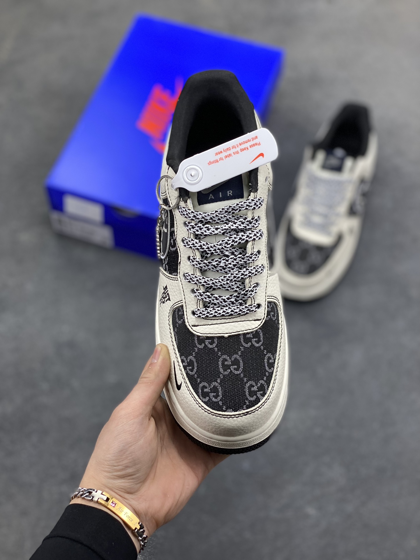 图片[2]-经典重塑，格调拉满｜Nike Air Force 1 Low 国风腰果花 当经典空军一号遇上国风腰果花与潮流图腾碰撞，这双Nike Air Force 1 Low 直接把个性与质感焊在鞋面上！ 米白皮革打底，搭配黑调腰果花满印拼接，鞋身的图腾纹路与标志性Swoosh的创意改造，让复古与新潮完美融合；鞋侧的“JUST DO IT”字样暗藏态度，Air气垫大底延续AF1的经典脚感，踩出舒适与腔调。不管是日常街头穿搭，还是打造小众潮流造型，这双鞋都能成为你的造型点睛之笔，用细节打破千篇一律，让每一步都自带风格气场～-选品中心