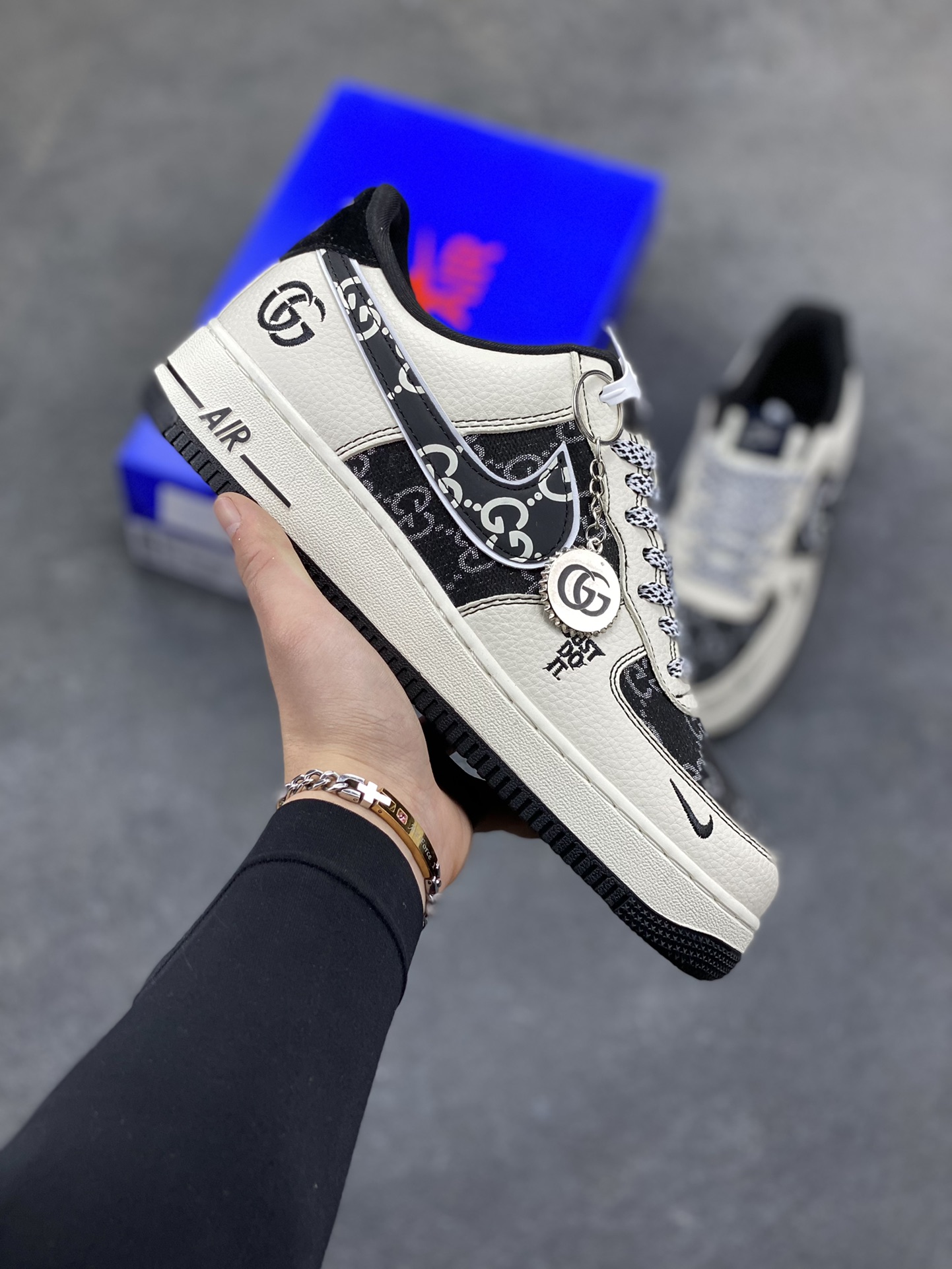 经典重塑，格调拉满｜Nike Air Force 1 Low 国风腰果花 当经典空军一号遇上国风腰果花与潮流图腾碰撞，这双Nike Air Force 1 Low 直接把个性与质感焊在鞋面上！ 米白皮革打底，搭配黑调腰果花满印拼接，鞋身的图腾纹路与标志性Swoosh的创意改造，让复古与新潮完美融合；鞋侧的“JUST DO IT”字样暗藏态度，Air气垫大底延续AF1的经典脚感，踩出舒适与腔调。不管是日常街头穿搭，还是打造小众潮流造型，这双鞋都能成为你的造型点睛之笔，用细节打破千篇一律，让每一步都自带风格气场～-选品中心