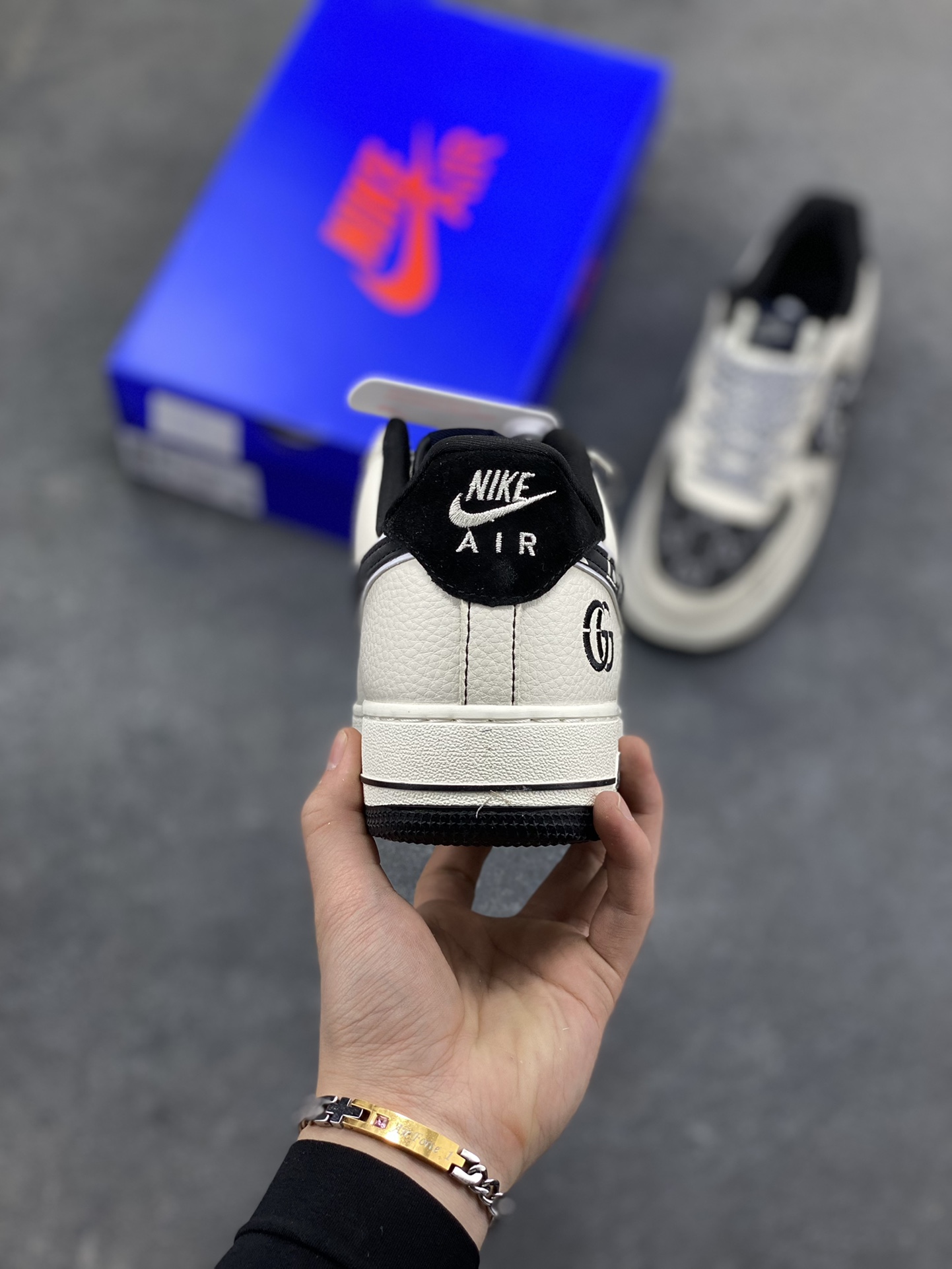 图片[4]-经典重塑，格调拉满｜Nike Air Force 1 Low 国风腰果花 当经典空军一号遇上国风腰果花与潮流图腾碰撞，这双Nike Air Force 1 Low 直接把个性与质感焊在鞋面上！ 米白皮革打底，搭配黑调腰果花满印拼接，鞋身的图腾纹路与标志性Swoosh的创意改造，让复古与新潮完美融合；鞋侧的“JUST DO IT”字样暗藏态度，Air气垫大底延续AF1的经典脚感，踩出舒适与腔调。不管是日常街头穿搭，还是打造小众潮流造型，这双鞋都能成为你的造型点睛之笔，用细节打破千篇一律，让每一步都自带风格气场～-选品中心