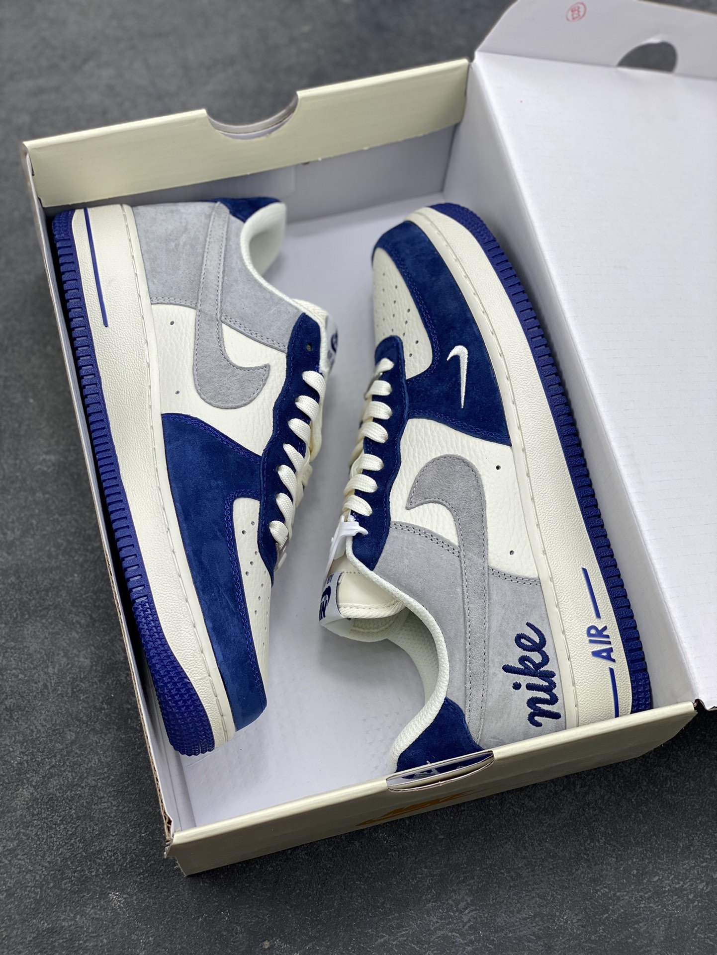 图片[9]-NIke Air Force 1 ‘07 Low 白灰蓝拼接 空军一号低帮 运动鞋 休闲鞋 折边针车 工艺难度大 原楦头原纸板 高端定制鞋盒 原厂鞋底 超高清洁度 细节完美 货号：HM3703-161 尺码：36 36.5 37.5 38 38.5 39 40 40.5 41 42 42.5 43 44 44.5 45-选品中心