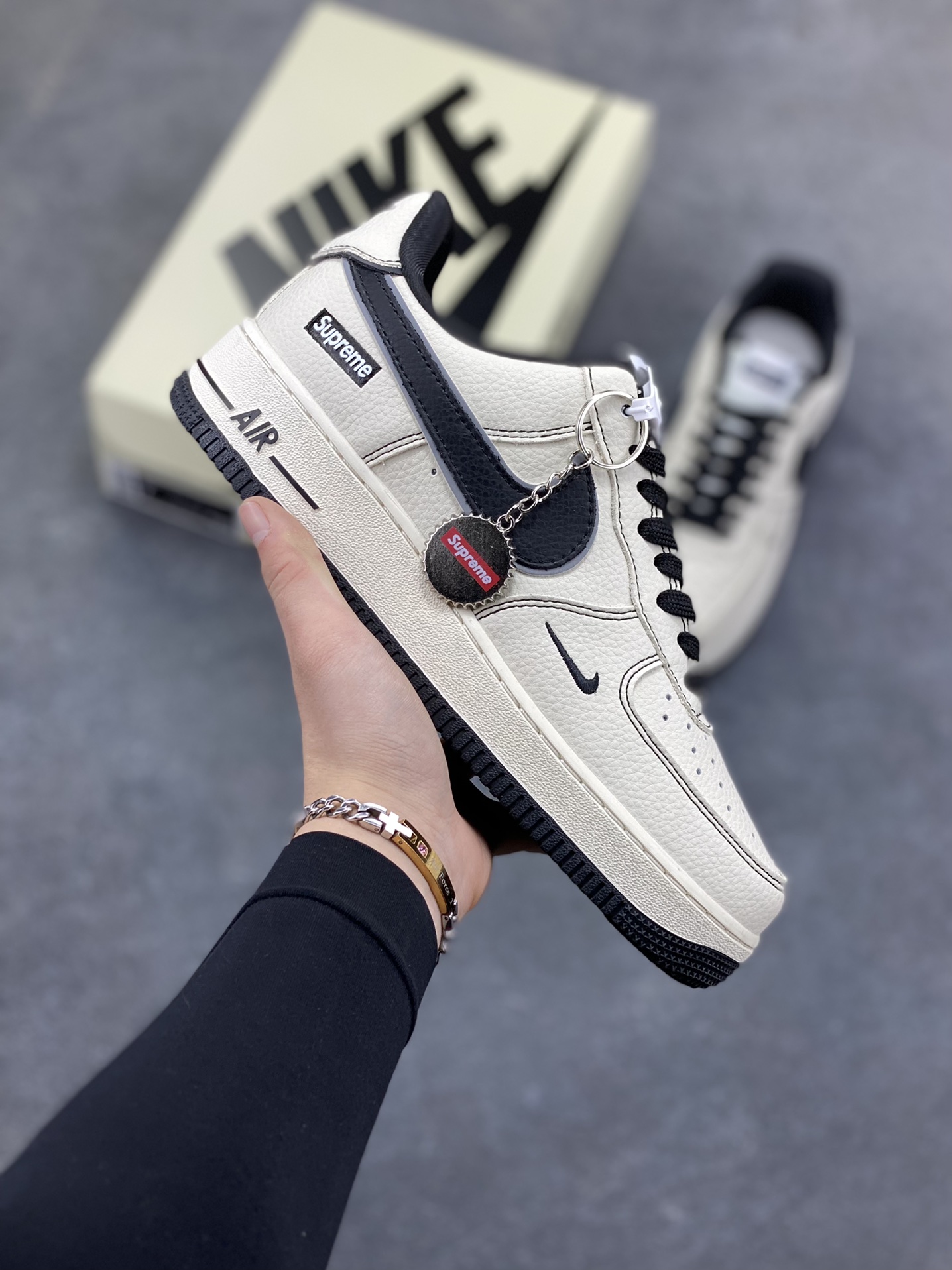 NIke Air Force 1 ‘07 Low “Supreme联名-经典黑”空军一号 低帮 运动鞋 休闲鞋 折边针车 工艺难度大 原楦头原纸板 原装鞋盒 定制五金配件 内置全掌气垫 原厂鞋底 货号：DD1982-337 尺码：36 36.5 37.5 38 38.5 39 40 40.5 41 42 42.5 43 44 44.5 45-选品中心