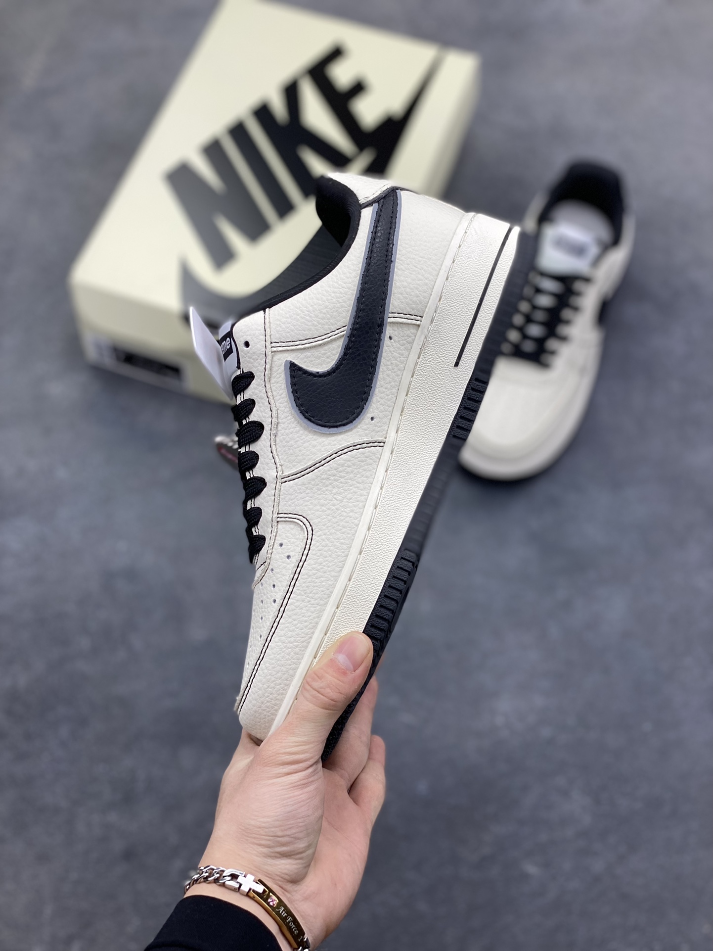 图片[3]-NIke Air Force 1 ‘07 Low “Supreme联名-经典黑”空军一号 低帮 运动鞋 休闲鞋 折边针车 工艺难度大 原楦头原纸板 原装鞋盒 定制五金配件 内置全掌气垫 原厂鞋底 货号：DD1982-337 尺码：36 36.5 37.5 38 38.5 39 40 40.5 41 42 42.5 43 44 44.5 45-选品中心