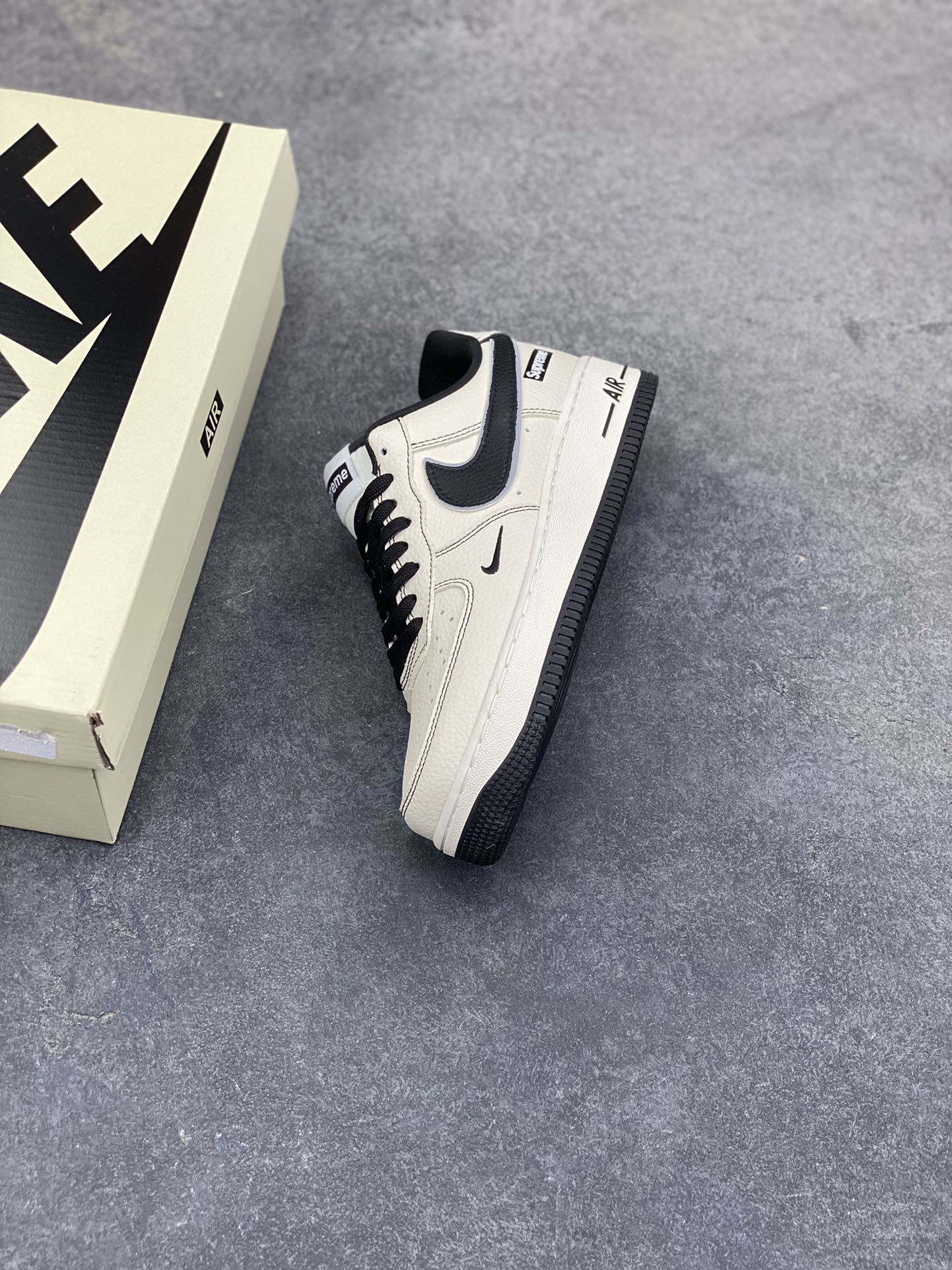 图片[7]-NIke Air Force 1 ‘07 Low “Supreme联名-经典黑”空军一号 低帮 运动鞋 休闲鞋 折边针车 工艺难度大 原楦头原纸板 原装鞋盒 定制五金配件 内置全掌气垫 原厂鞋底 货号：DD1982-337 尺码：36 36.5 37.5 38 38.5 39 40 40.5 41 42 42.5 43 44 44.5 45-选品中心