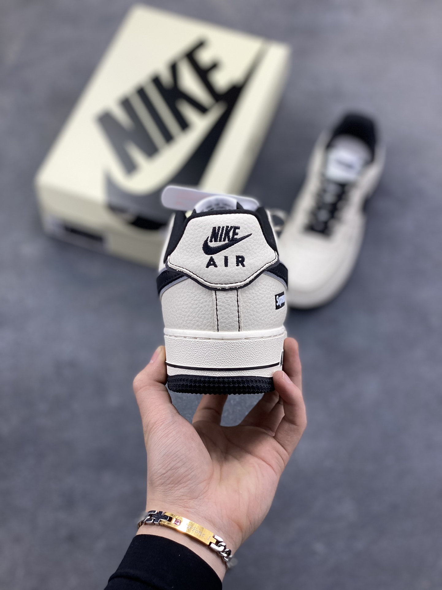 图片[4]-NIke Air Force 1 ‘07 Low “Supreme联名-经典黑”空军一号 低帮 运动鞋 休闲鞋 折边针车 工艺难度大 原楦头原纸板 原装鞋盒 定制五金配件 内置全掌气垫 原厂鞋底 货号：DD1982-337 尺码：36 36.5 37.5 38 38.5 39 40 40.5 41 42 42.5 43 44 44.5 45-选品中心