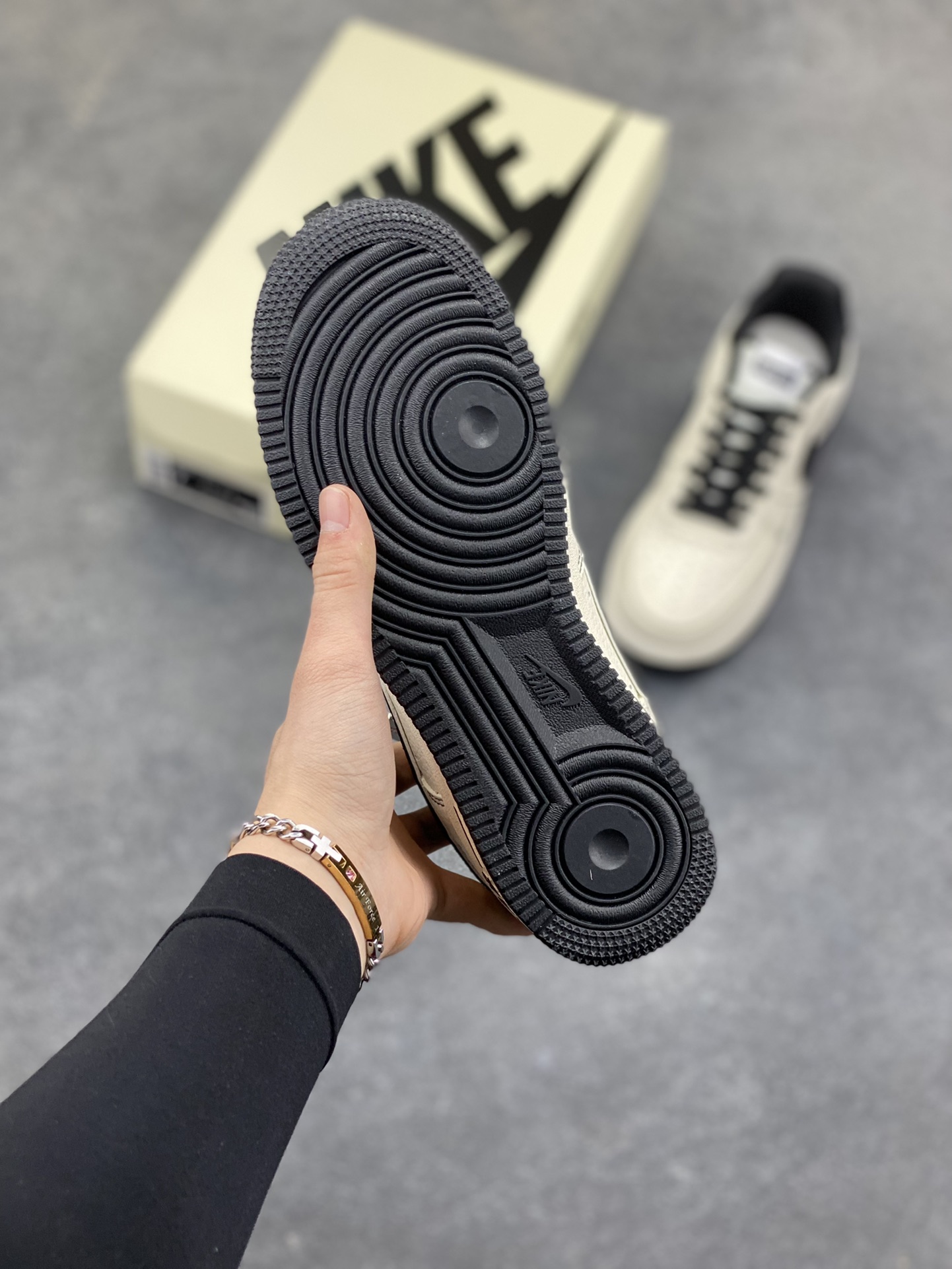 图片[5]-NIke Air Force 1 ‘07 Low “Supreme联名-经典黑”空军一号 低帮 运动鞋 休闲鞋 折边针车 工艺难度大 原楦头原纸板 原装鞋盒 定制五金配件 内置全掌气垫 原厂鞋底 货号：DD1982-337 尺码：36 36.5 37.5 38 38.5 39 40 40.5 41 42 42.5 43 44 44.5 45-选品中心
