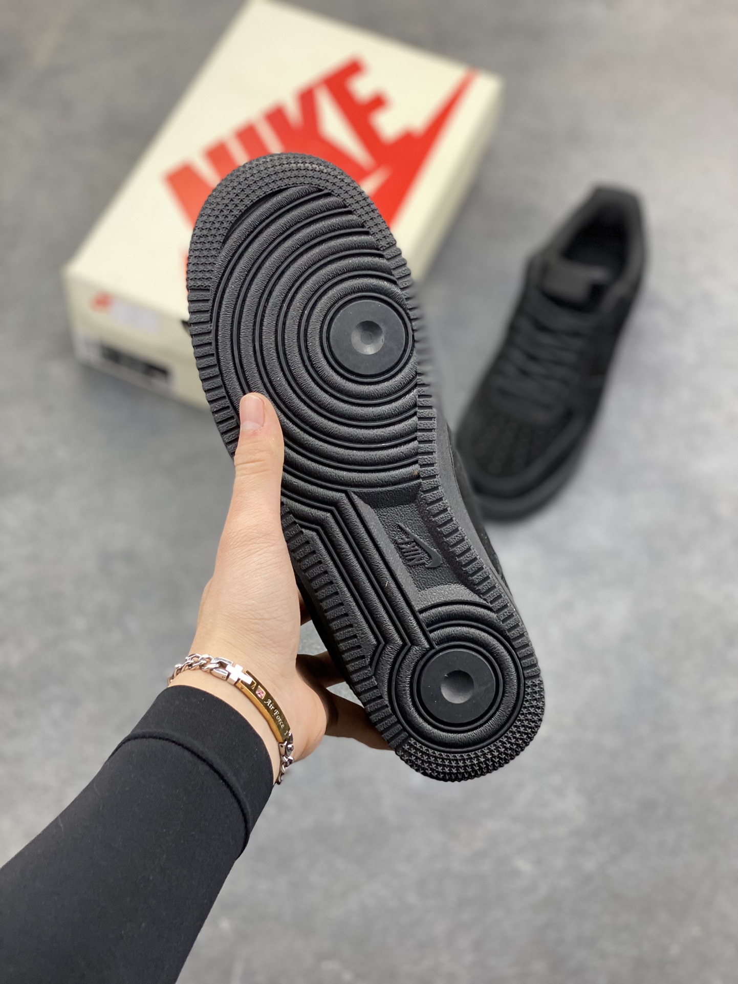 图片[5]-Nike Air Force 1 ‘07 Low “Supreme联名——全猪八”空军一号 高端定制 低帮 运动鞋 休闲鞋 折边针车 工艺难度大 原楦头原纸板 原装鞋盒 定制五金配件 内置全掌气垫 原厂鞋底 货号：DF0188-119 尺码：36 36.5 37.5 38 38.5 39 40 40.5 41 42 42.5 43 44 44.5 45-选品中心