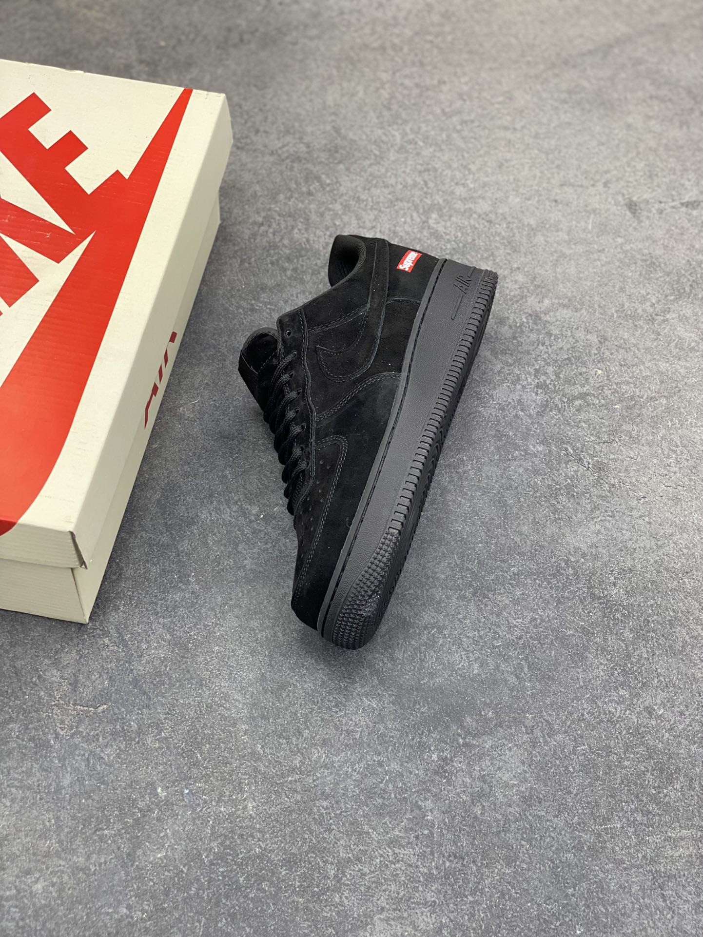 图片[7]-Nike Air Force 1 ‘07 Low “Supreme联名——全猪八”空军一号 高端定制 低帮 运动鞋 休闲鞋 折边针车 工艺难度大 原楦头原纸板 原装鞋盒 定制五金配件 内置全掌气垫 原厂鞋底 货号：DF0188-119 尺码：36 36.5 37.5 38 38.5 39 40 40.5 41 42 42.5 43 44 44.5 45-选品中心