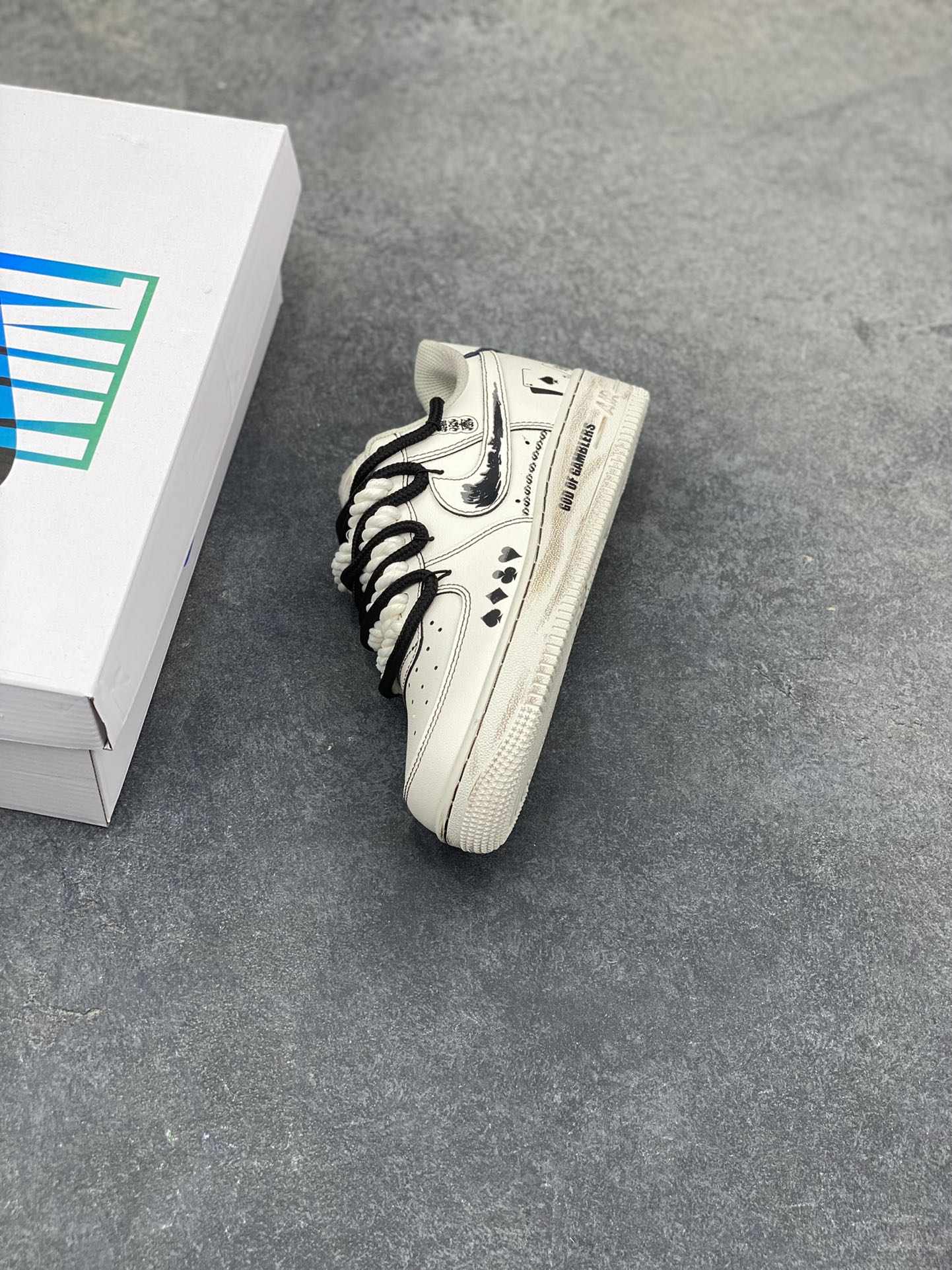 图片[7]-手绘涂鸦“赌神底牌”Nike Air Force 1 “GOD OF GAMBLERS”空军一号定制板鞋 米白基底像未掀开的牌面，黑调涂鸦勾勒出扑克牌花色、“GOD OF GAMBLERS” 字样，搭配黑白绳结鞋带，自带复古港风的凌厉气场；做旧质感与手绘笔触交织，让每一处设计都像藏着 “底牌” 的惊喜，是把 “赌局氛围感” 穿在脚上的潮酷单品 货号：315122-313 尺码： 36 36.5 37.5 38 38.5 39 40 40.5 41 42 42.5 43 44 44.5 45-选品中心