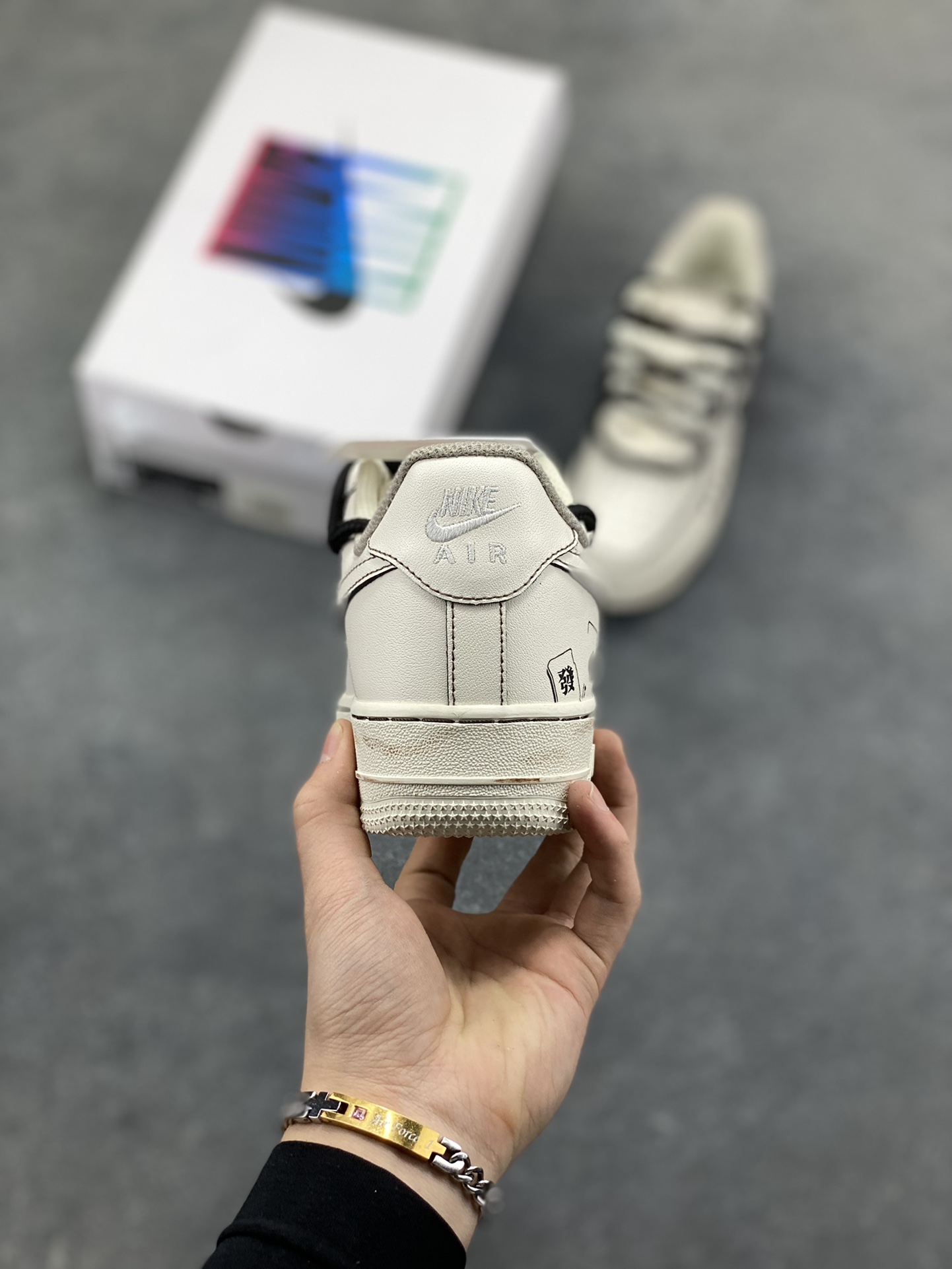 图片[4]-手绘涂鸦“赌神底牌”Nike Air Force 1 “GOD OF GAMBLERS”空军一号定制板鞋 米白基底像未掀开的牌面，黑调涂鸦勾勒出扑克牌花色、“GOD OF GAMBLERS” 字样，搭配黑白绳结鞋带，自带复古港风的凌厉气场；做旧质感与手绘笔触交织，让每一处设计都像藏着 “底牌” 的惊喜，是把 “赌局氛围感” 穿在脚上的潮酷单品 货号：315122-313 尺码： 36 36.5 37.5 38 38.5 39 40 40.5 41 42 42.5 43 44 44.5 45-选品中心