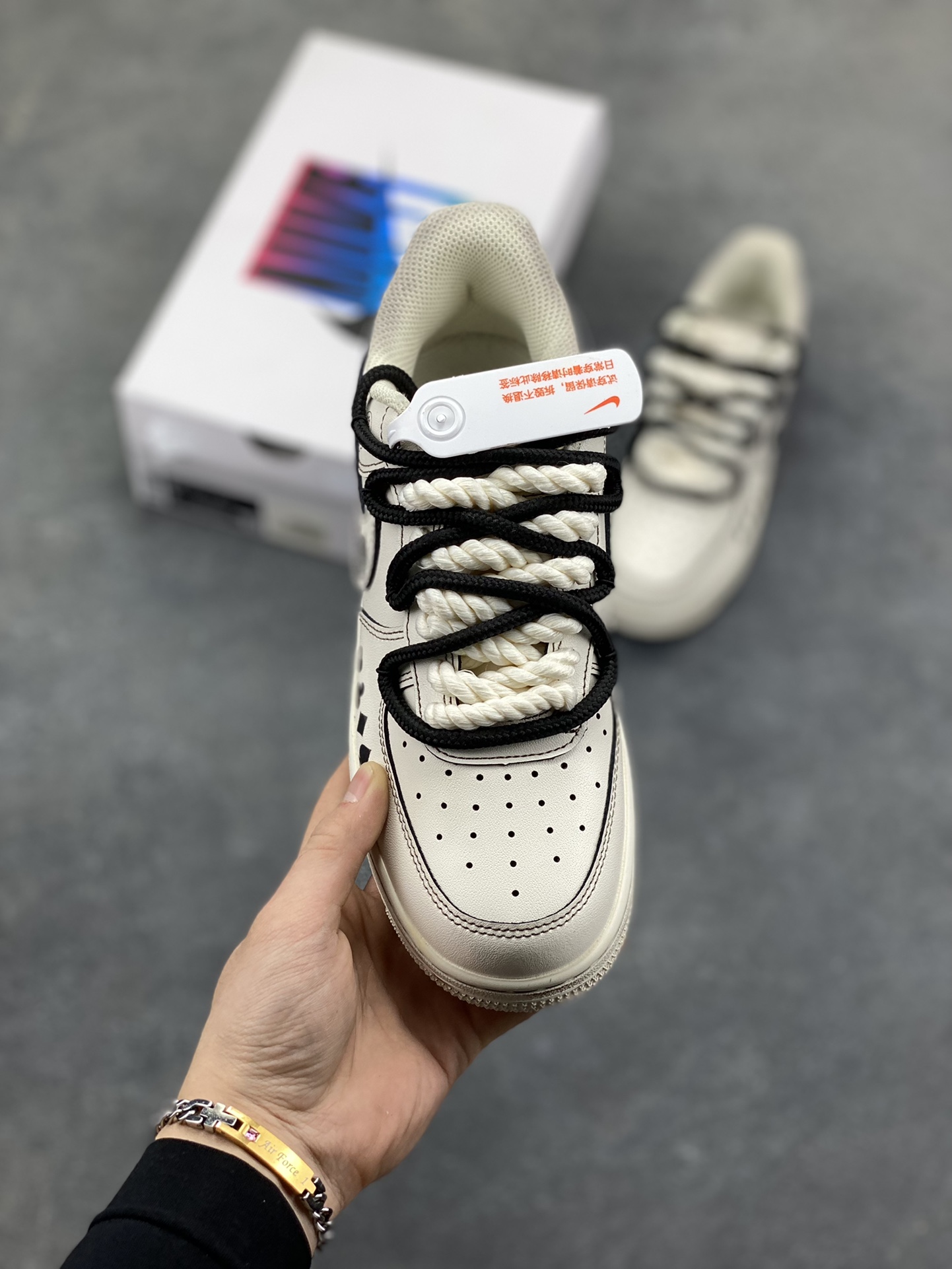 图片[2]-手绘涂鸦“赌神底牌”Nike Air Force 1 “GOD OF GAMBLERS”空军一号定制板鞋 米白基底像未掀开的牌面，黑调涂鸦勾勒出扑克牌花色、“GOD OF GAMBLERS” 字样，搭配黑白绳结鞋带，自带复古港风的凌厉气场；做旧质感与手绘笔触交织，让每一处设计都像藏着 “底牌” 的惊喜，是把 “赌局氛围感” 穿在脚上的潮酷单品 货号：315122-313 尺码： 36 36.5 37.5 38 38.5 39 40 40.5 41 42 42.5 43 44 44.5 45-选品中心