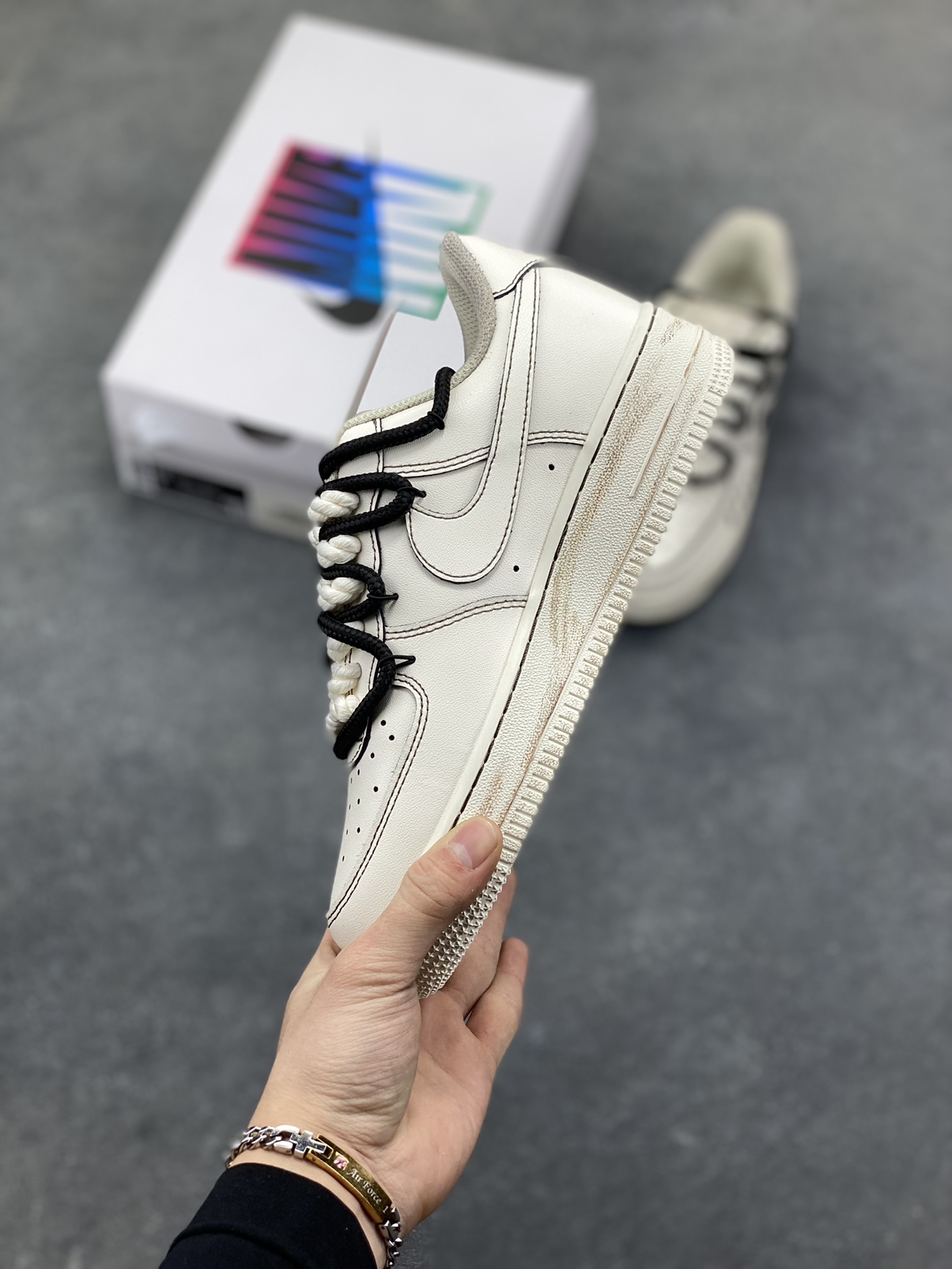 图片[3]-手绘涂鸦“赌神底牌”Nike Air Force 1 “GOD OF GAMBLERS”空军一号定制板鞋 米白基底像未掀开的牌面，黑调涂鸦勾勒出扑克牌花色、“GOD OF GAMBLERS” 字样，搭配黑白绳结鞋带，自带复古港风的凌厉气场；做旧质感与手绘笔触交织，让每一处设计都像藏着 “底牌” 的惊喜，是把 “赌局氛围感” 穿在脚上的潮酷单品 货号：315122-313 尺码： 36 36.5 37.5 38 38.5 39 40 40.5 41 42 42.5 43 44 44.5 45-选品中心