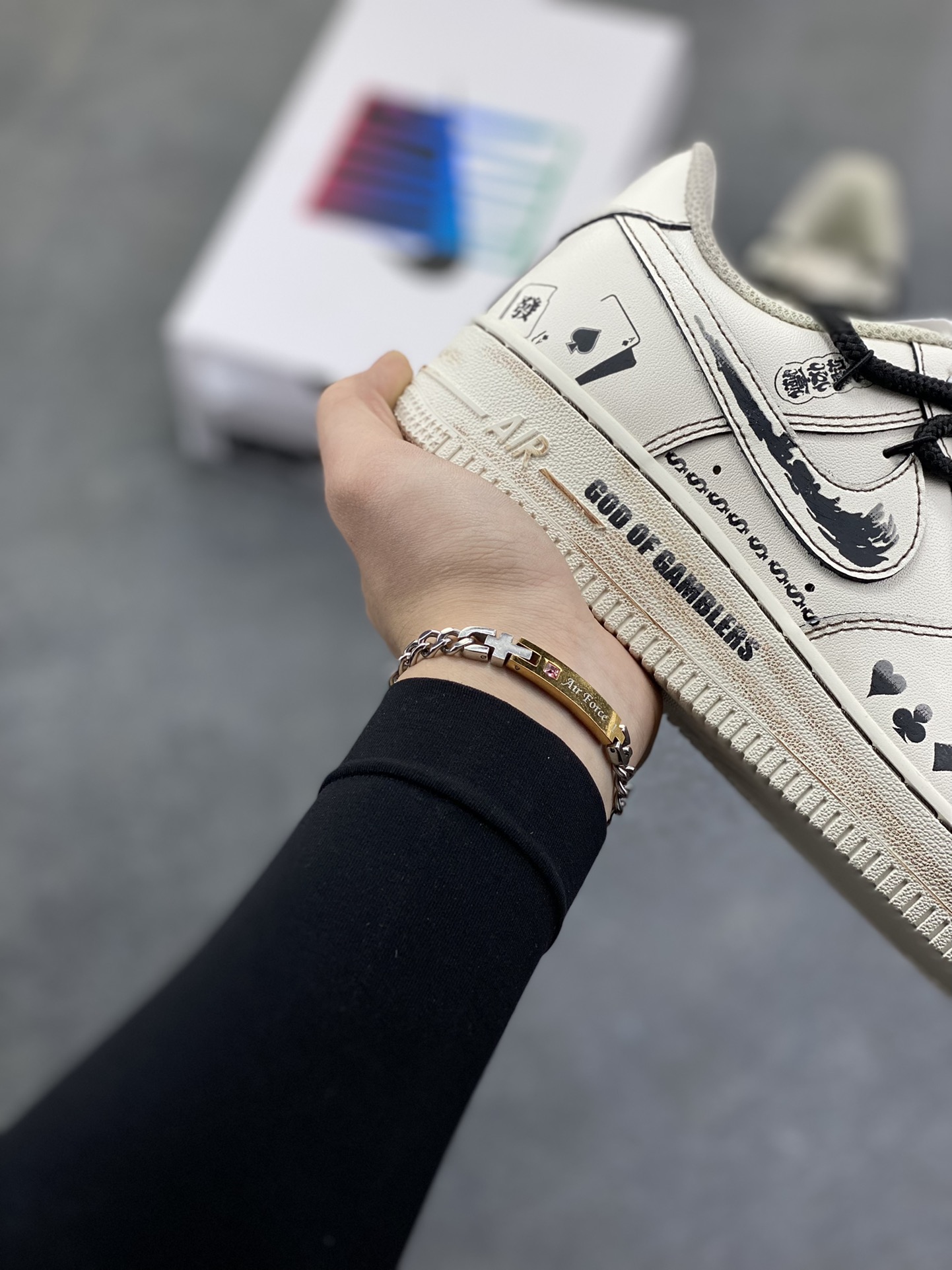 图片[6]-手绘涂鸦“赌神底牌”Nike Air Force 1 “GOD OF GAMBLERS”空军一号定制板鞋 米白基底像未掀开的牌面，黑调涂鸦勾勒出扑克牌花色、“GOD OF GAMBLERS” 字样，搭配黑白绳结鞋带，自带复古港风的凌厉气场；做旧质感与手绘笔触交织，让每一处设计都像藏着 “底牌” 的惊喜，是把 “赌局氛围感” 穿在脚上的潮酷单品 货号：315122-313 尺码： 36 36.5 37.5 38 38.5 39 40 40.5 41 42 42.5 43 44 44.5 45-选品中心