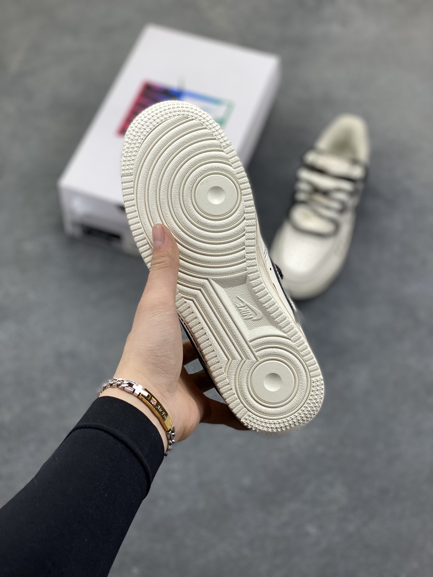 图片[5]-手绘涂鸦“赌神底牌”Nike Air Force 1 “GOD OF GAMBLERS”空军一号定制板鞋 米白基底像未掀开的牌面，黑调涂鸦勾勒出扑克牌花色、“GOD OF GAMBLERS” 字样，搭配黑白绳结鞋带，自带复古港风的凌厉气场；做旧质感与手绘笔触交织，让每一处设计都像藏着 “底牌” 的惊喜，是把 “赌局氛围感” 穿在脚上的潮酷单品 货号：315122-313 尺码： 36 36.5 37.5 38 38.5 39 40 40.5 41 42 42.5 43 44 44.5 45-选品中心