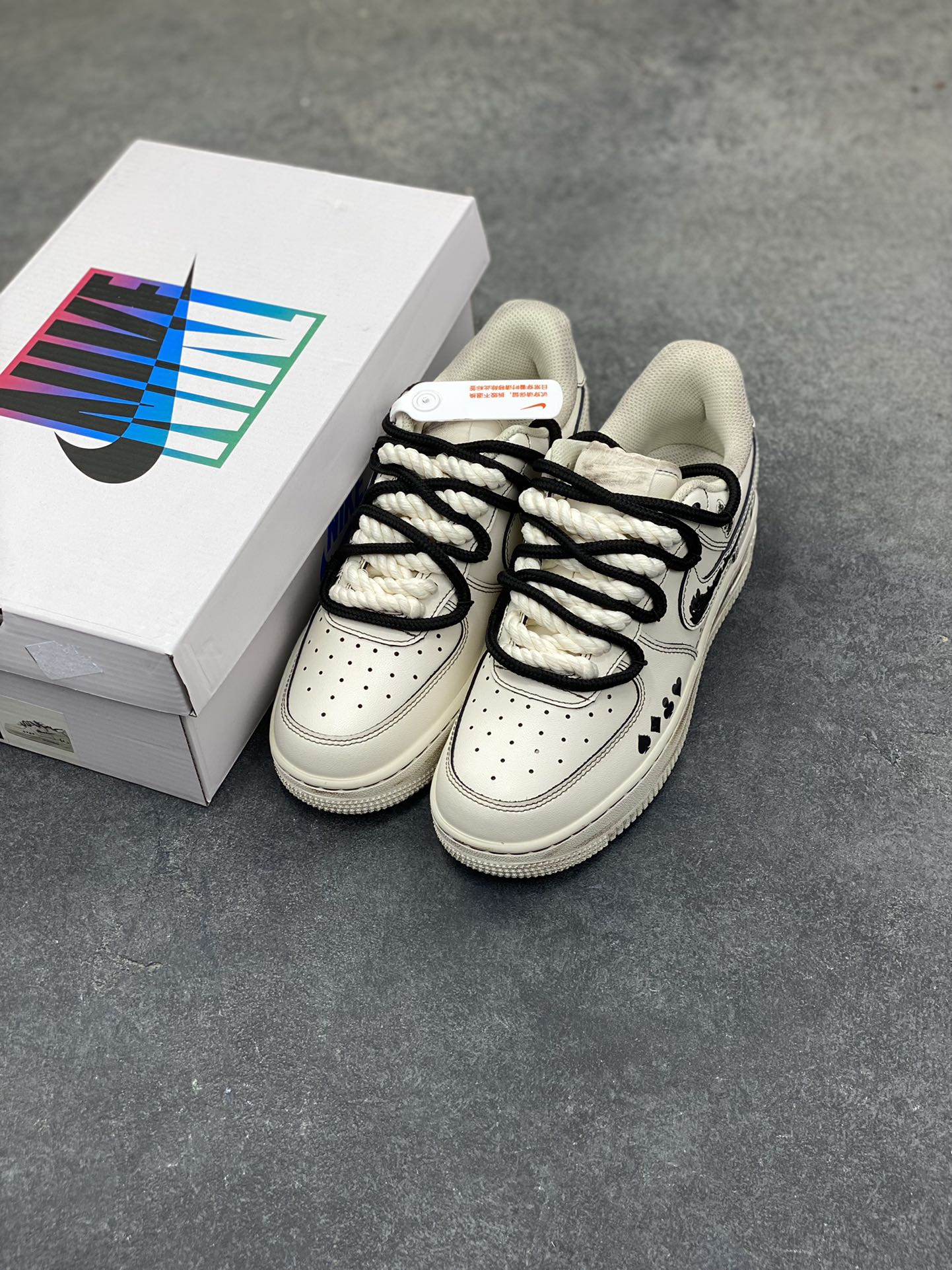 图片[8]-手绘涂鸦“赌神底牌”Nike Air Force 1 “GOD OF GAMBLERS”空军一号定制板鞋 米白基底像未掀开的牌面，黑调涂鸦勾勒出扑克牌花色、“GOD OF GAMBLERS” 字样，搭配黑白绳结鞋带，自带复古港风的凌厉气场；做旧质感与手绘笔触交织，让每一处设计都像藏着 “底牌” 的惊喜，是把 “赌局氛围感” 穿在脚上的潮酷单品 货号：315122-313 尺码： 36 36.5 37.5 38 38.5 39 40 40.5 41 42 42.5 43 44 44.5 45-选品中心