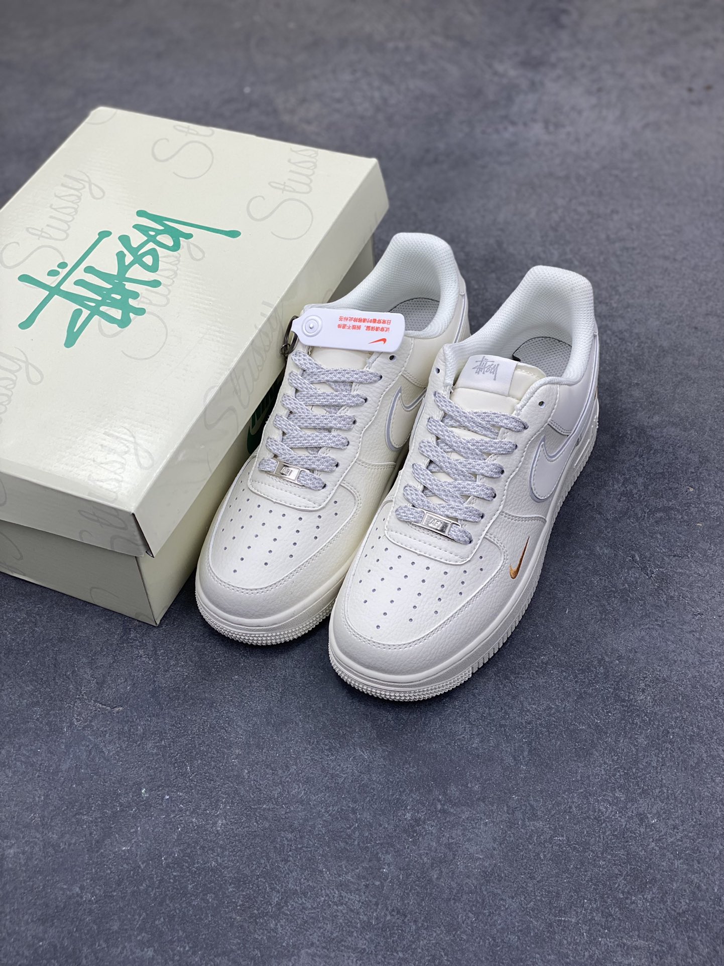 图片[8]-NIke Air Force 1 ‘07 Low “斯图西联名——米白小金勾”空军一号 低帮 运动鞋 休闲鞋 折边针车 工艺难度大 原楦头原纸板 原装鞋盒 定制五金配件 内置全掌气垫 原厂鞋底 货号：CS5288-058 尺码：36 36.5 37.5 38 38.5 39 40 40.5 41 42 42.5 43 44 44.5 45-选品中心