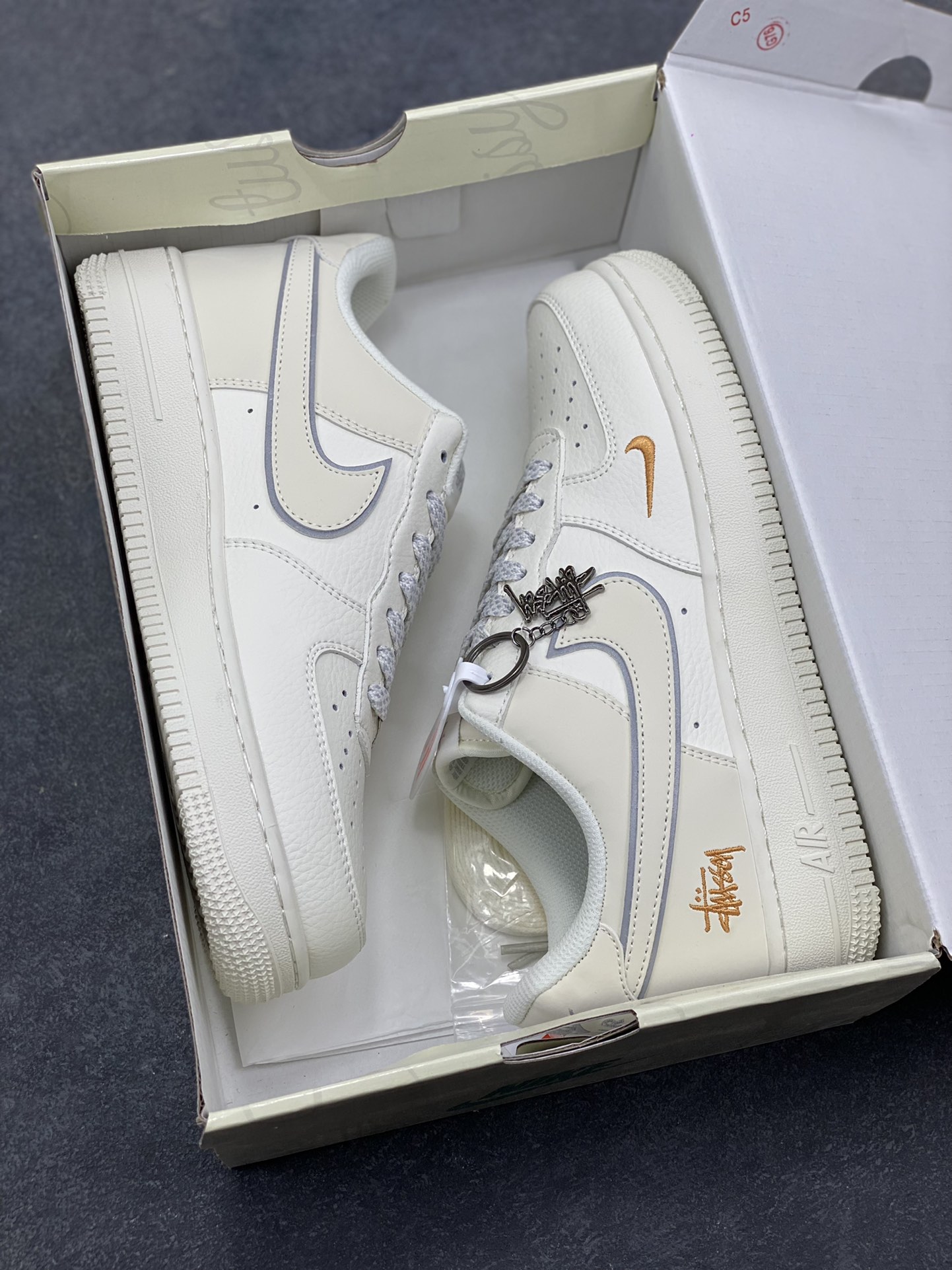 图片[9]-NIke Air Force 1 ‘07 Low “斯图西联名——米白小金勾”空军一号 低帮 运动鞋 休闲鞋 折边针车 工艺难度大 原楦头原纸板 原装鞋盒 定制五金配件 内置全掌气垫 原厂鞋底 货号：CS5288-058 尺码：36 36.5 37.5 38 38.5 39 40 40.5 41 42 42.5 43 44 44.5 45-选品中心