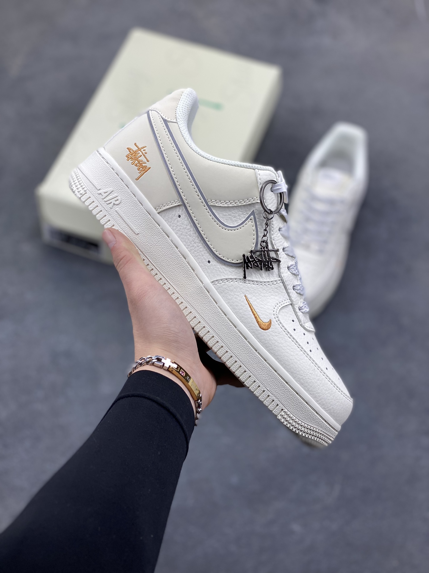 NIke Air Force 1 ‘07 Low “斯图西联名——米白小金勾”空军一号 低帮 运动鞋 休闲鞋 折边针车 工艺难度大 原楦头原纸板 原装鞋盒 定制五金配件 内置全掌气垫 原厂鞋底 货号：CS5288-058 尺码：36 36.5 37.5 38 38.5 39 40 40.5 41 42 42.5 43 44 44.5 45-选品中心