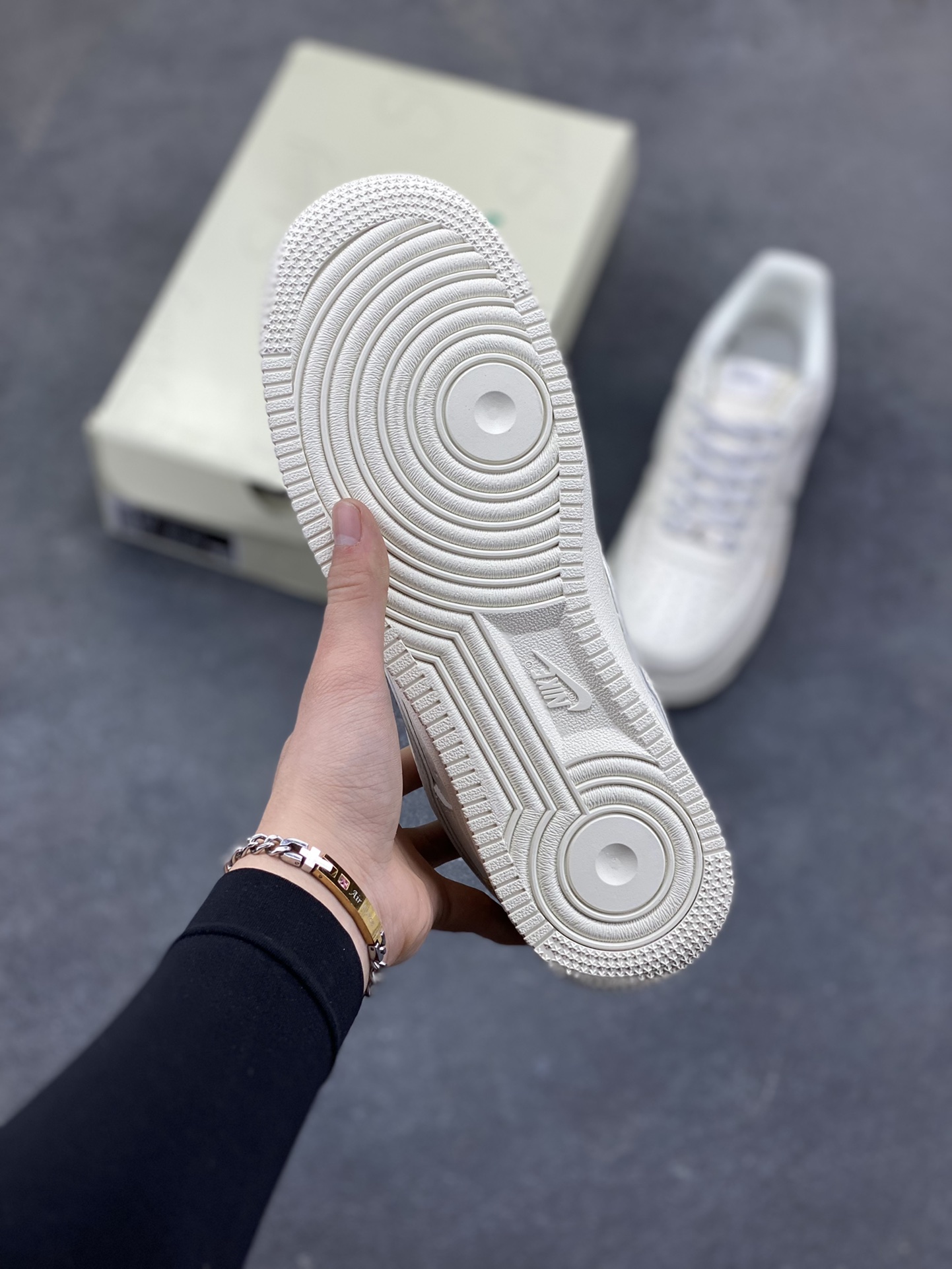 图片[5]-NIke Air Force 1 ‘07 Low “斯图西联名——米白小金勾”空军一号 低帮 运动鞋 休闲鞋 折边针车 工艺难度大 原楦头原纸板 原装鞋盒 定制五金配件 内置全掌气垫 原厂鞋底 货号：CS5288-058 尺码：36 36.5 37.5 38 38.5 39 40 40.5 41 42 42.5 43 44 44.5 45-选品中心