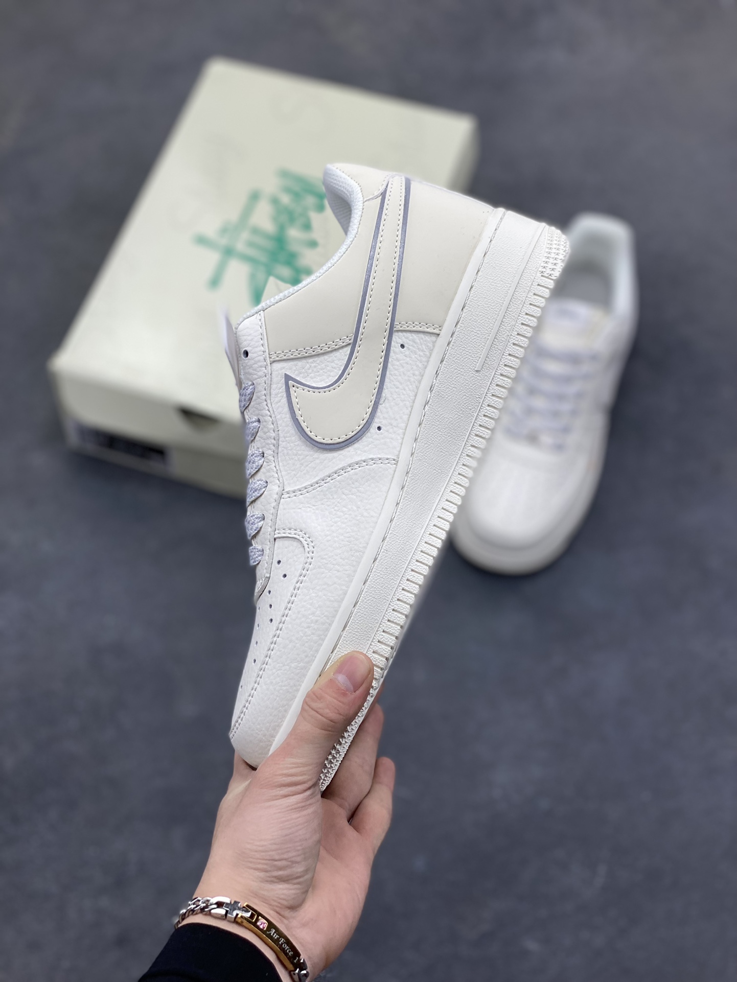 图片[3]-NIke Air Force 1 ‘07 Low “斯图西联名——米白小金勾”空军一号 低帮 运动鞋 休闲鞋 折边针车 工艺难度大 原楦头原纸板 原装鞋盒 定制五金配件 内置全掌气垫 原厂鞋底 货号：CS5288-058 尺码：36 36.5 37.5 38 38.5 39 40 40.5 41 42 42.5 43 44 44.5 45-选品中心