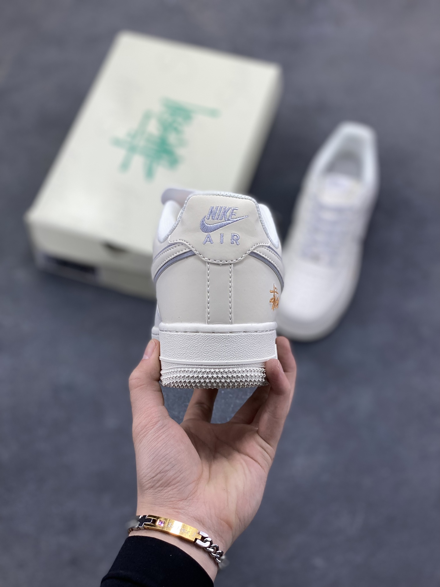 图片[4]-NIke Air Force 1 ‘07 Low “斯图西联名——米白小金勾”空军一号 低帮 运动鞋 休闲鞋 折边针车 工艺难度大 原楦头原纸板 原装鞋盒 定制五金配件 内置全掌气垫 原厂鞋底 货号：CS5288-058 尺码：36 36.5 37.5 38 38.5 39 40 40.5 41 42 42.5 43 44 44.5 45-选品中心