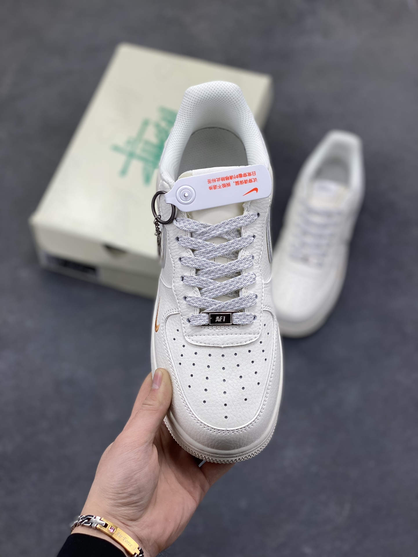 图片[2]-NIke Air Force 1 ‘07 Low “斯图西联名——米白小金勾”空军一号 低帮 运动鞋 休闲鞋 折边针车 工艺难度大 原楦头原纸板 原装鞋盒 定制五金配件 内置全掌气垫 原厂鞋底 货号：CS5288-058 尺码：36 36.5 37.5 38 38.5 39 40 40.5 41 42 42.5 43 44 44.5 45-选品中心