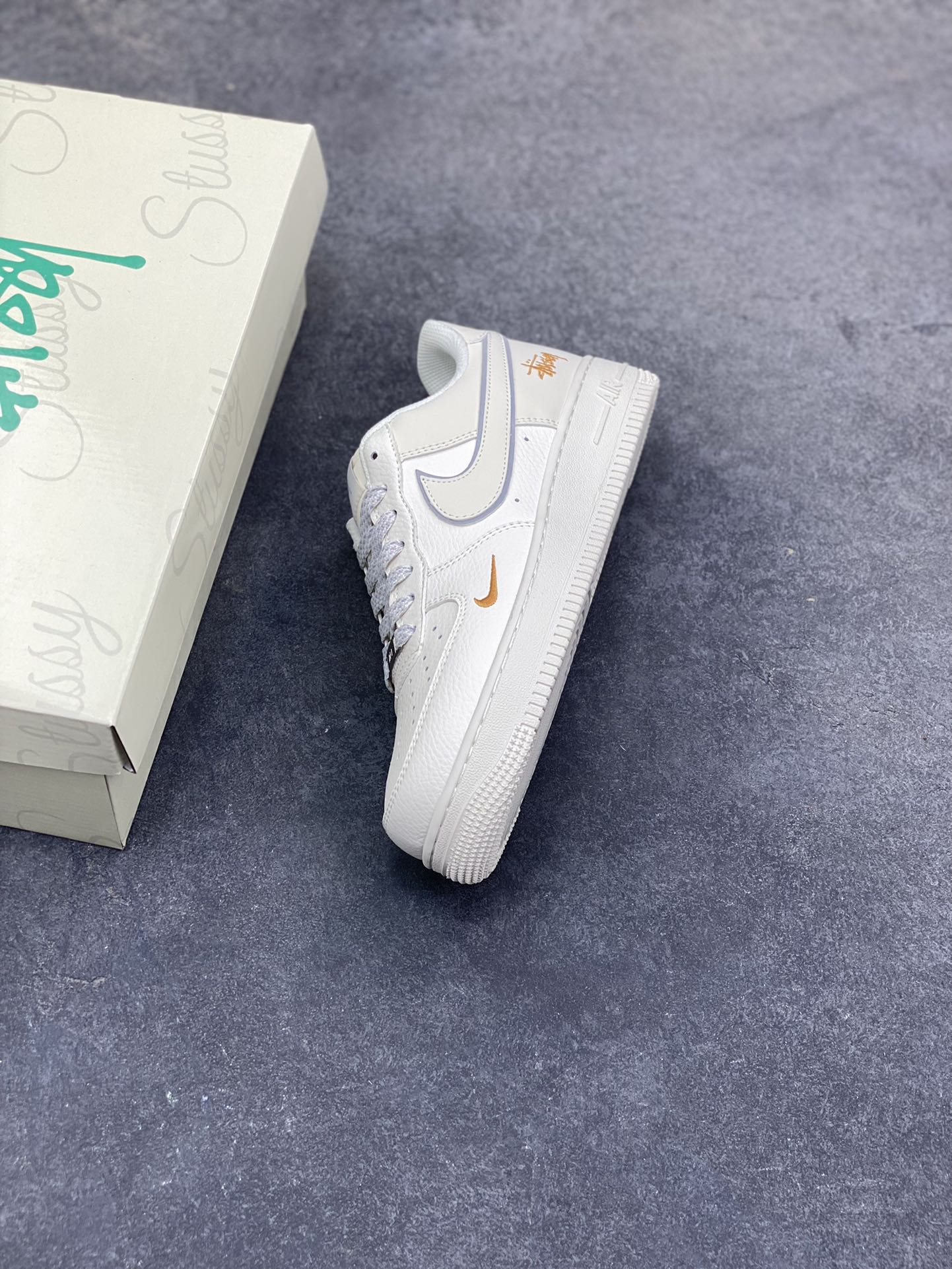 图片[7]-NIke Air Force 1 ‘07 Low “斯图西联名——米白小金勾”空军一号 低帮 运动鞋 休闲鞋 折边针车 工艺难度大 原楦头原纸板 原装鞋盒 定制五金配件 内置全掌气垫 原厂鞋底 货号：CS5288-058 尺码：36 36.5 37.5 38 38.5 39 40 40.5 41 42 42.5 43 44 44.5 45-选品中心