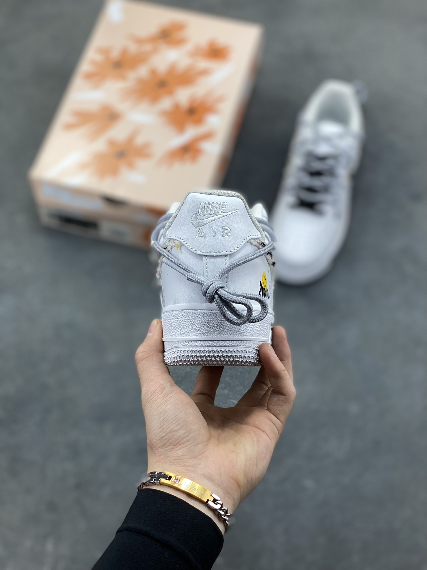 图片[4]-订制空军一号板鞋 该定制版球鞋选用原鞋款为Nike Air Force 1‘07空军一号，身铺满黑白泼墨+手绘纹理，混着细碎彩点，像随手挥洒的街头手稿；鞋侧贴了笑脸标+手写字样，再加上一块“毛边破缝”的拼接料，甜感里掺了点废土风的随性；连鞋带都用了黑白撞色，中底也加了黑线条点缀，细节里全是“不撞款”的小心思。 货号：DH1999-334 尺码： 36 36.5 37.5 38 38.5 39 40 40.5 41 42 42.5 43 44 44.5 45-选品中心