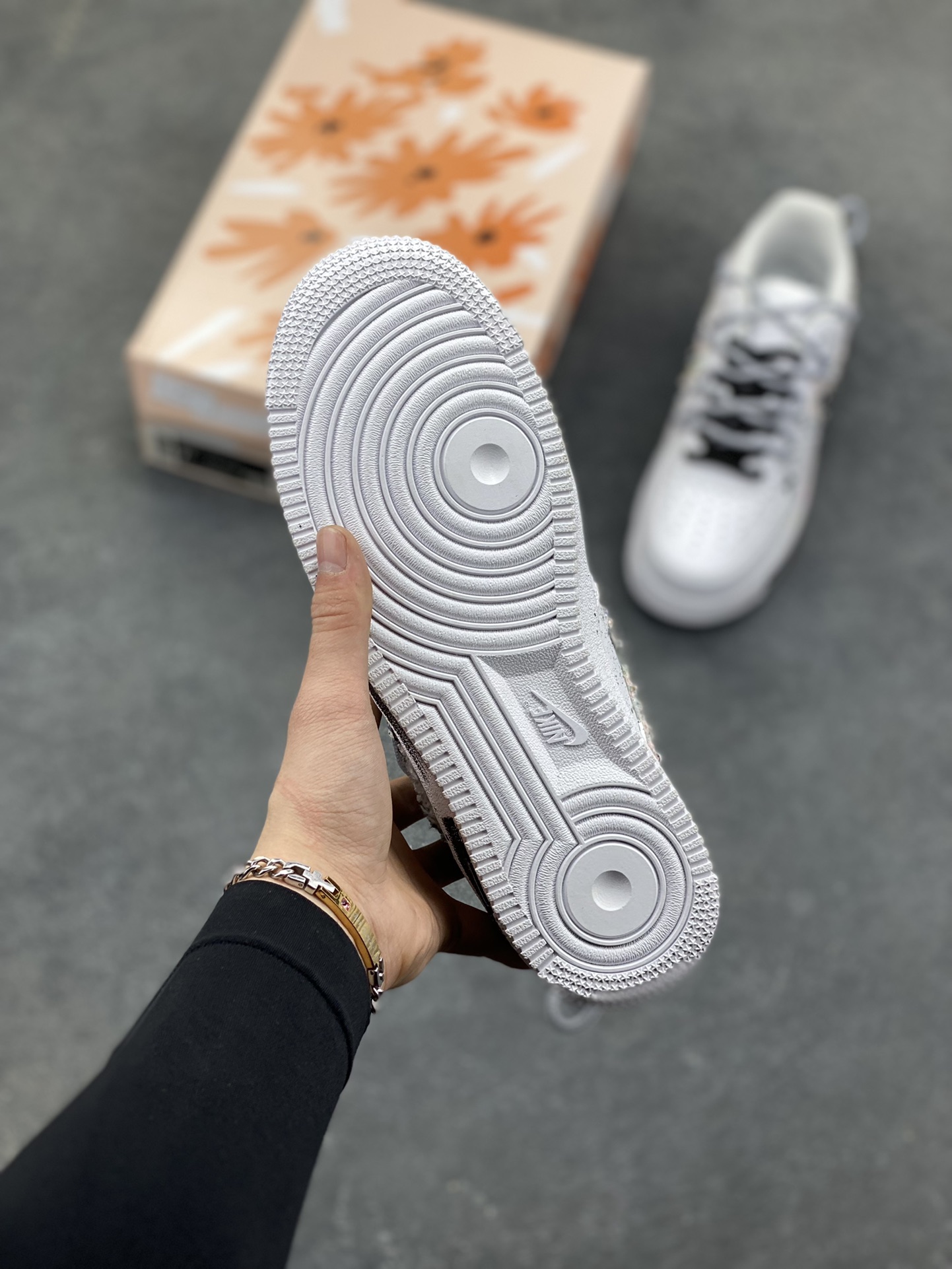图片[5]-订制空军一号板鞋 该定制版球鞋选用原鞋款为Nike Air Force 1‘07空军一号，身铺满黑白泼墨+手绘纹理，混着细碎彩点，像随手挥洒的街头手稿；鞋侧贴了笑脸标+手写字样，再加上一块“毛边破缝”的拼接料，甜感里掺了点废土风的随性；连鞋带都用了黑白撞色，中底也加了黑线条点缀，细节里全是“不撞款”的小心思。 货号：DH1999-334 尺码： 36 36.5 37.5 38 38.5 39 40 40.5 41 42 42.5 43 44 44.5 45-选品中心