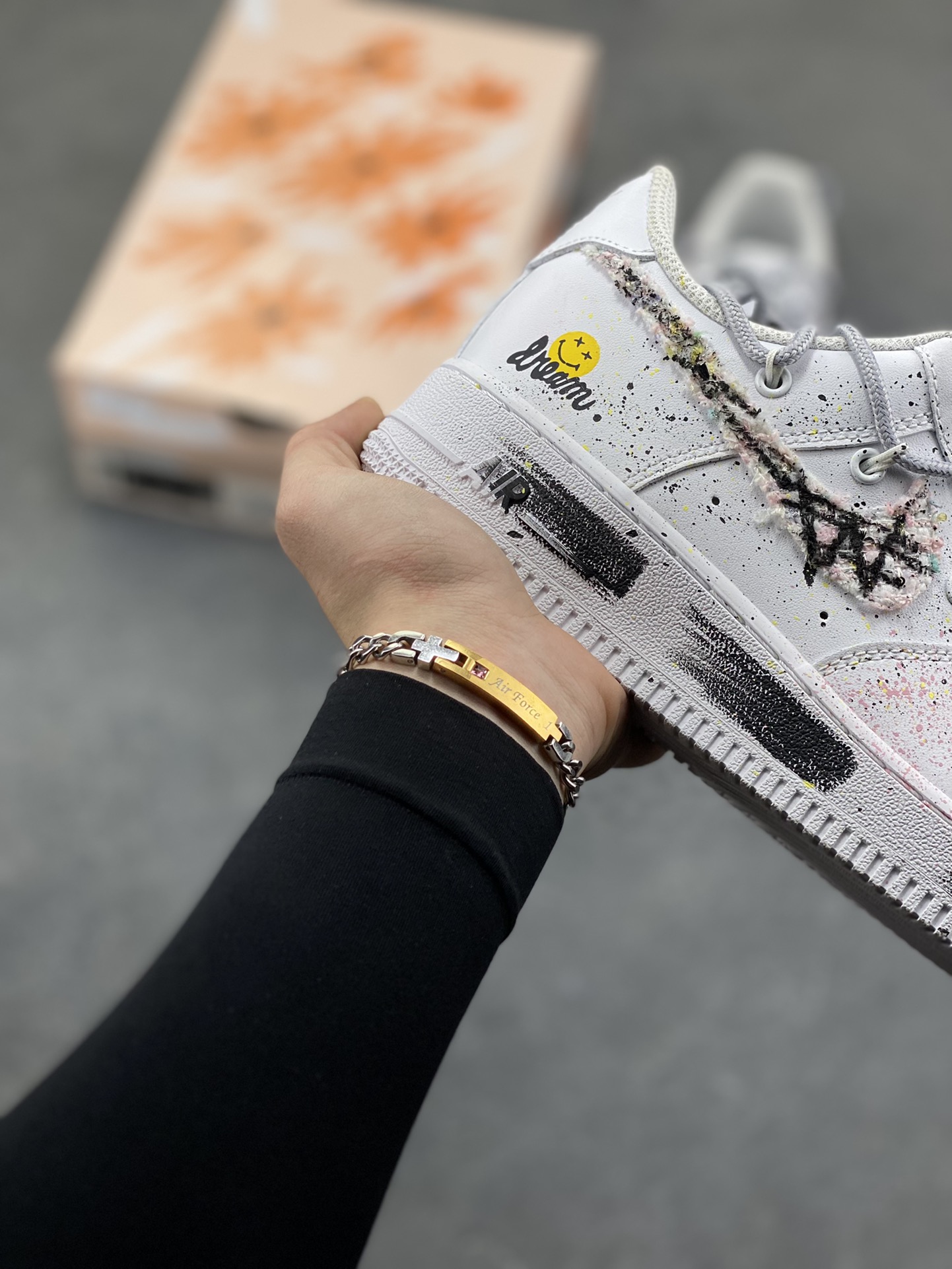 图片[6]-订制空军一号板鞋 该定制版球鞋选用原鞋款为Nike Air Force 1‘07空军一号，身铺满黑白泼墨+手绘纹理，混着细碎彩点，像随手挥洒的街头手稿；鞋侧贴了笑脸标+手写字样，再加上一块“毛边破缝”的拼接料，甜感里掺了点废土风的随性；连鞋带都用了黑白撞色，中底也加了黑线条点缀，细节里全是“不撞款”的小心思。 货号：DH1999-334 尺码： 36 36.5 37.5 38 38.5 39 40 40.5 41 42 42.5 43 44 44.5 45-选品中心