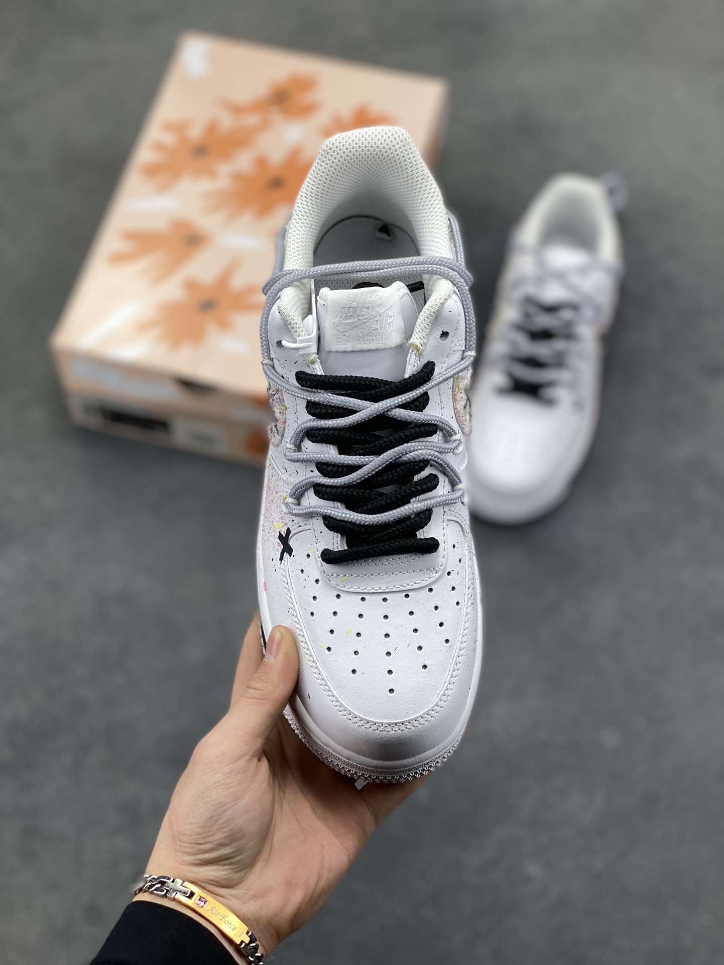 图片[2]-订制空军一号板鞋 该定制版球鞋选用原鞋款为Nike Air Force 1‘07空军一号，身铺满黑白泼墨+手绘纹理，混着细碎彩点，像随手挥洒的街头手稿；鞋侧贴了笑脸标+手写字样，再加上一块“毛边破缝”的拼接料，甜感里掺了点废土风的随性；连鞋带都用了黑白撞色，中底也加了黑线条点缀，细节里全是“不撞款”的小心思。 货号：DH1999-334 尺码： 36 36.5 37.5 38 38.5 39 40 40.5 41 42 42.5 43 44 44.5 45-选品中心