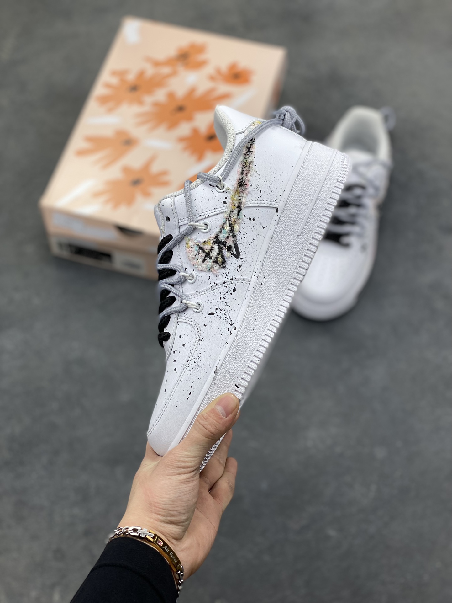 图片[3]-订制空军一号板鞋 该定制版球鞋选用原鞋款为Nike Air Force 1‘07空军一号，身铺满黑白泼墨+手绘纹理，混着细碎彩点，像随手挥洒的街头手稿；鞋侧贴了笑脸标+手写字样，再加上一块“毛边破缝”的拼接料，甜感里掺了点废土风的随性；连鞋带都用了黑白撞色，中底也加了黑线条点缀，细节里全是“不撞款”的小心思。 货号：DH1999-334 尺码： 36 36.5 37.5 38 38.5 39 40 40.5 41 42 42.5 43 44 44.5 45-选品中心