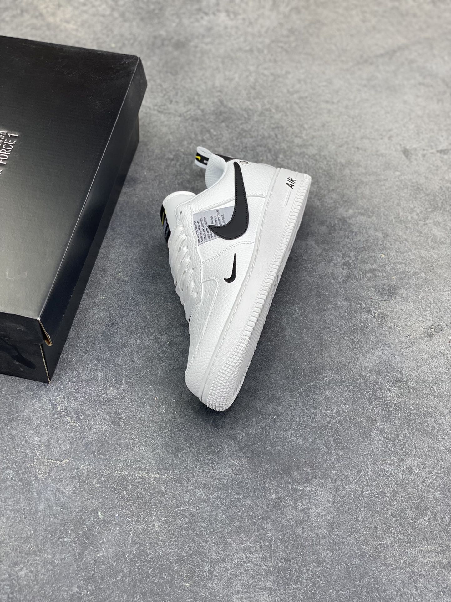 图片[7]-NIke Air Force 1 ‘07 Low 空军一号低帮 运动鞋 休闲鞋 折边针车 工艺难度大 原楦头原纸板 原装鞋盒 定制五金配件 内置全掌气垫 原厂鞋底 货号：AJ7747-100 尺码：36 36.5 37.5 38 38.5 39 40 40.5 41 42 42.5 43 44 44.5 45-选品中心