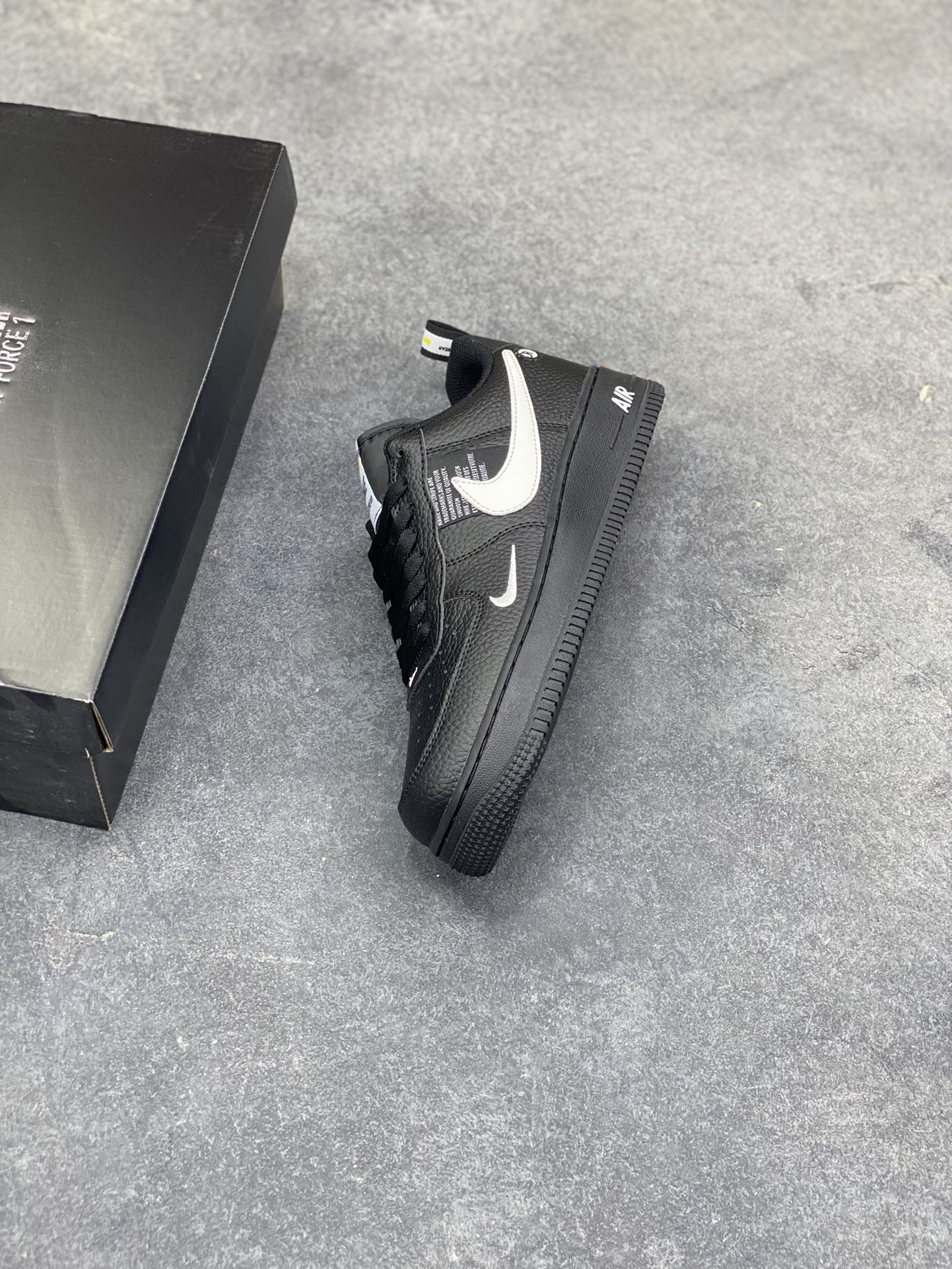 图片[7]-NIke Air Force 1 ‘07 Low 空军一号低帮 运动鞋 休闲鞋 折边针车 工艺难度大 原楦头原纸板 原装鞋盒 定制五金配件 内置全掌气垫 原厂鞋底 货号：AJ7747-001 尺码：36 36.5 37.5 38 38.5 39 40 40.5 41 42 42.5 43 44 44.5 45-选品中心